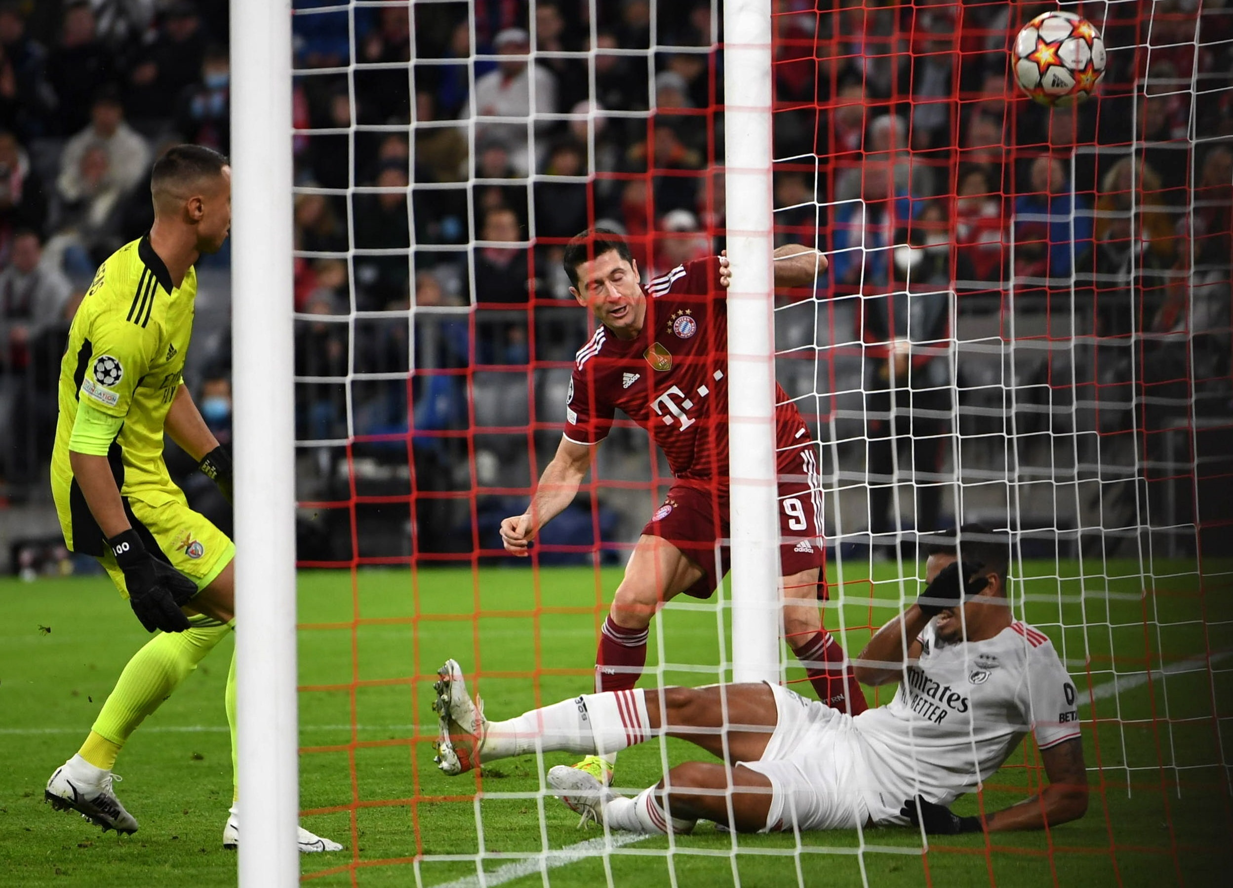 Momento en que Robert Lewandowski anota el primer gol de los tres que le marcó al Benfica en la Champions League. El Bayer venció al final 5-2 y avanzó a los octavos de final. Foto Prensa Libre: EFE.