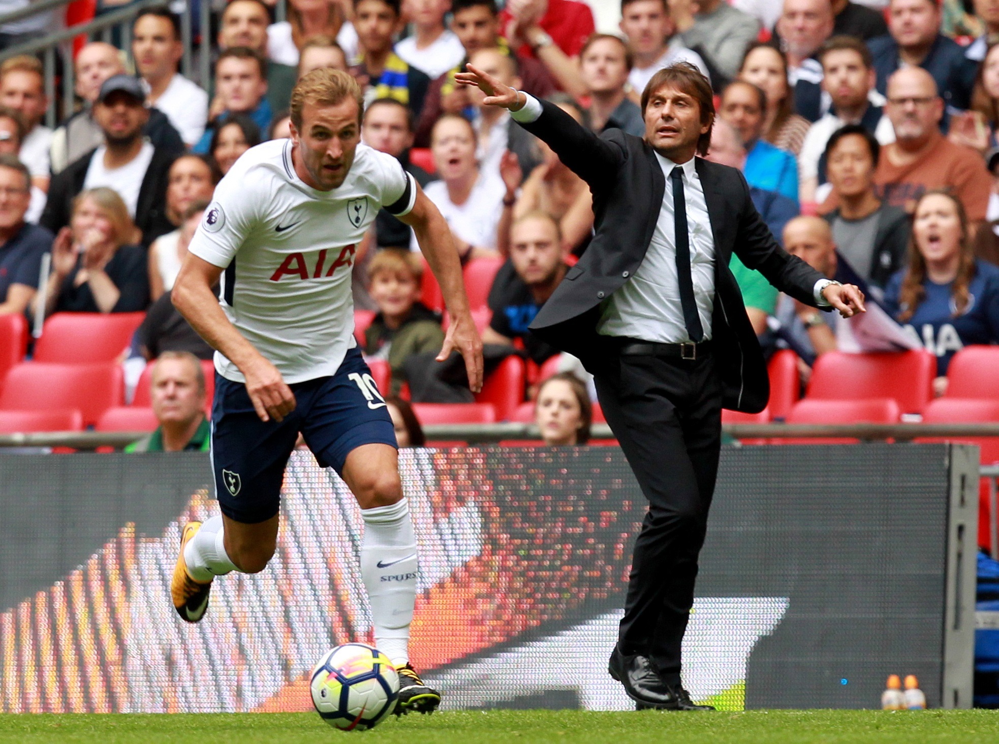 En la foto, tomada en 2017, aparece Harry Kane del Tottenham y al fondo Antonio Conte cuando dirigía al Chelsea a quien hizo campeón. Foto Prensa Libre: EFE.