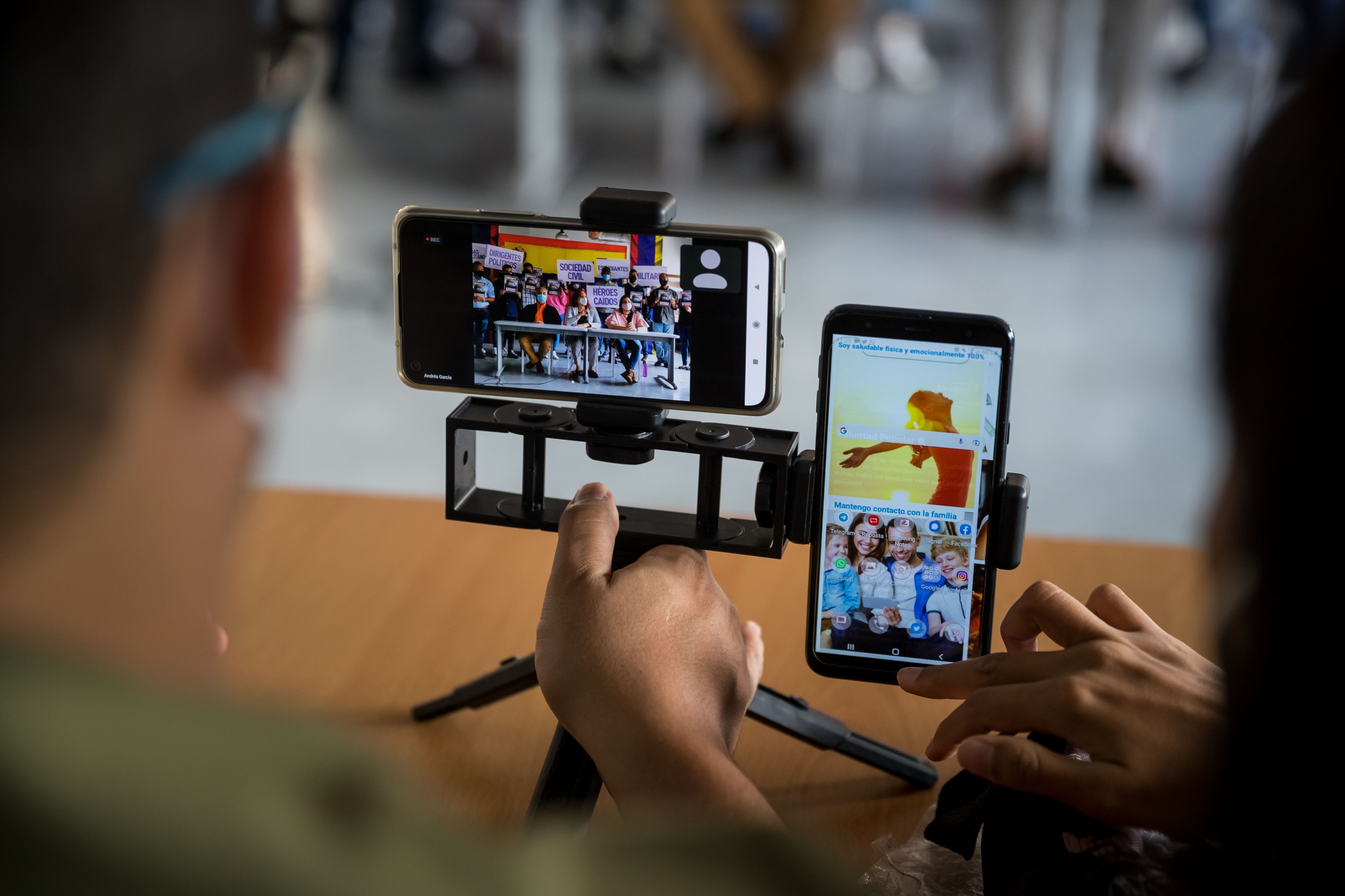 ACOMPAÑA CRÓNICA VENEZUELA ELECCIONES***AME4219. CARACAS (VENEZUELA), 03/11/2021.- Fotografía de miembros del equipo de prensa del Partido Voluntad Popular mientras registran con teléfonos celulares un día de campaña, el 28 de octubre de 2021 en Caracas (Venezuela). A ritmo de salsa, emulando el mito cinematográfico de Rocky y con bailes -muchos bailes-, los políticos venezolanos han dado el salto a Tiktok en busca del voto más joven, el que les resulta más esquivo, en un país donde la comunicación ha pasado hace tiempo a las redes. EFE/ Miguel Gutiérrez