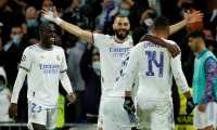 El delantero francés del Real Madrid Karim Benzema (c) celebra su segundo gol durante el partido entre el Real Madrid y el Shakhtar Donetsk, de la cuarta jornada de la fase de grupos de la Champions League, este miércoles 3 de noviembre en el estadio Santiago Bernabéu. Foto Prensa Libre: EFE.