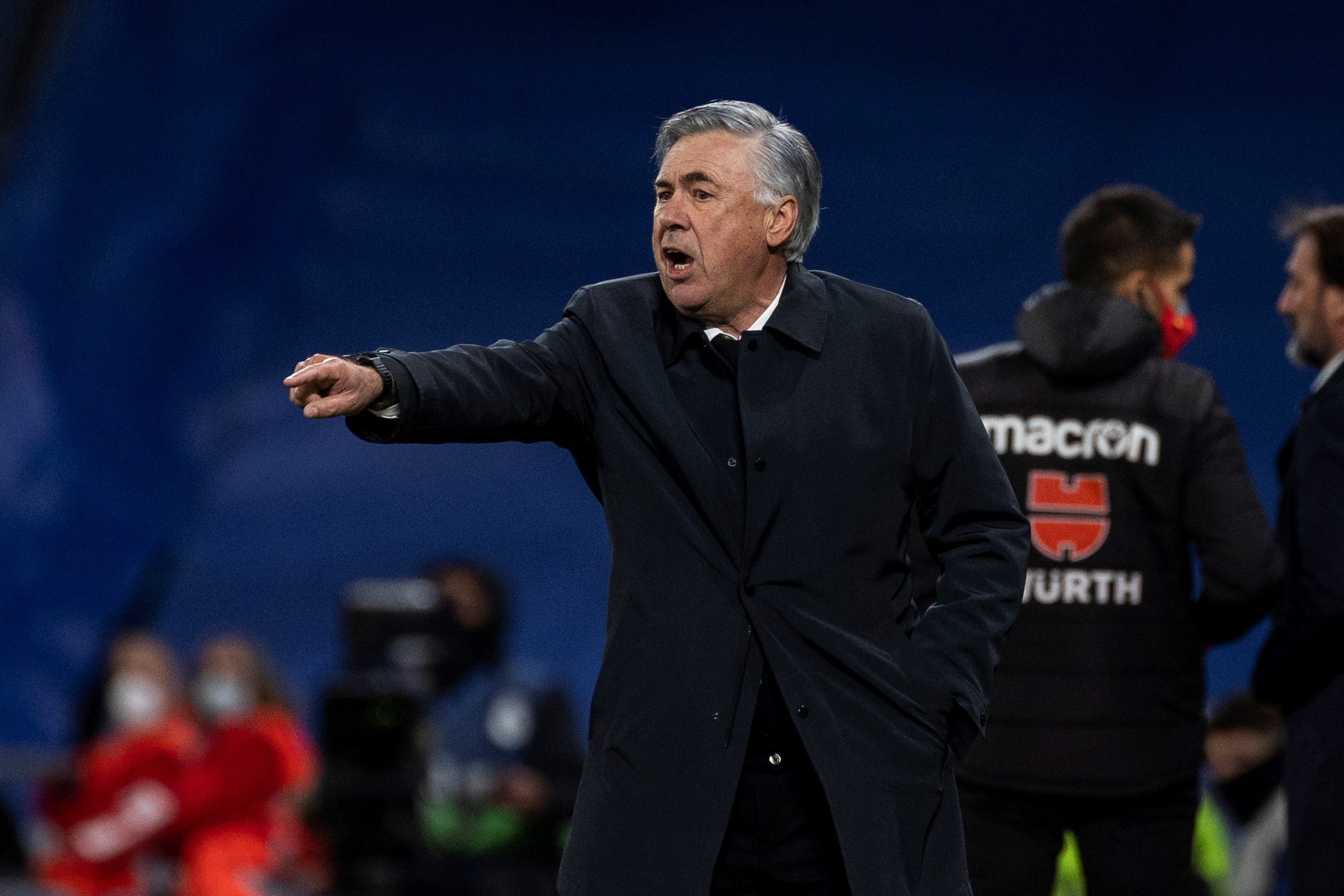 El técnico italiano del Real Madrid, Carlo Ancelotti, durante el encuentro frente al Rayo Vallecano en el estadio Santiago Bernabéu. (Foto Prensa Libre: EFE)
