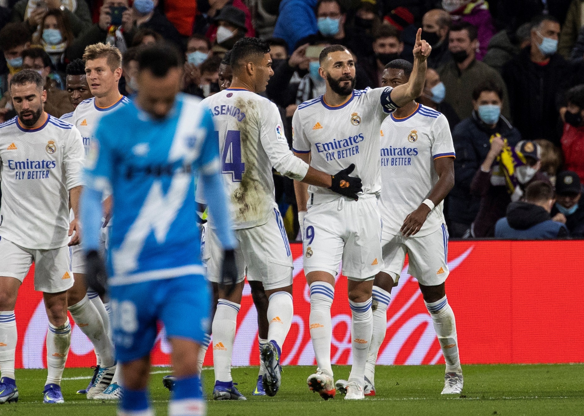 El delantero francés del Real Madrid, Karim Benzema (d), celebra el segundo gol frente al Rayo Vallecano en el estadio Santiago Bernabéu. (Foto Prensa Libre: EFE)