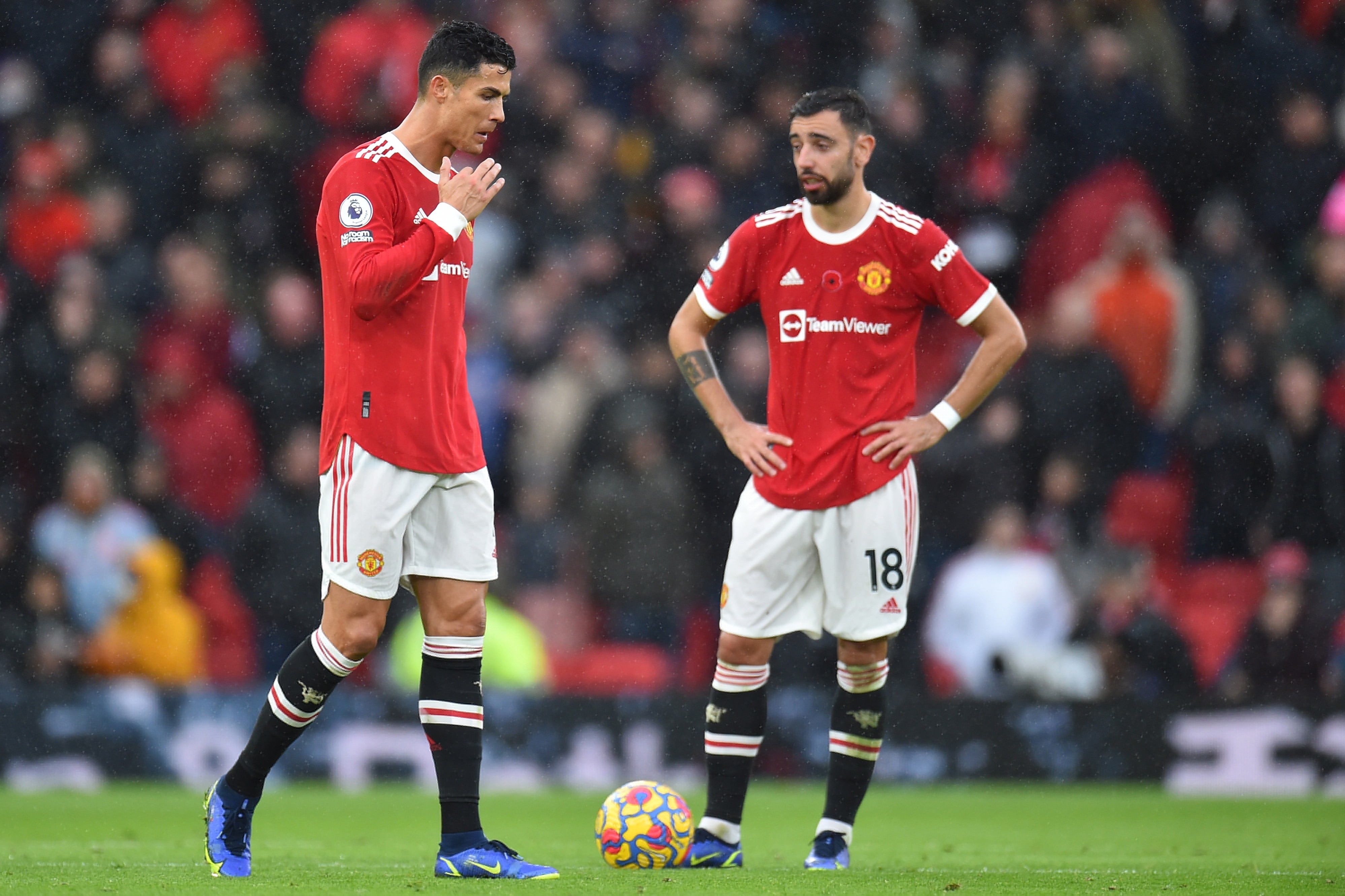 Los jugadores del Manchester United Cristiano Ronaldo (I) y Bruno Fernandes (D) con la cabeza baja tras caer ante el Manchester City. (Foto Prensa Libre: EFE)