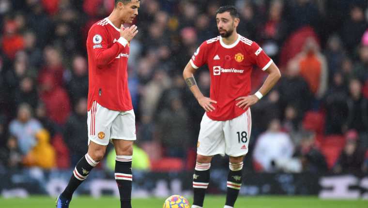 Los jugadores del Manchester United Cristiano Ronaldo (I) y Bruno Fernandes (D) con la cabeza baja tras caer ante el Manchester City. (Foto Prensa Libre: EFE)