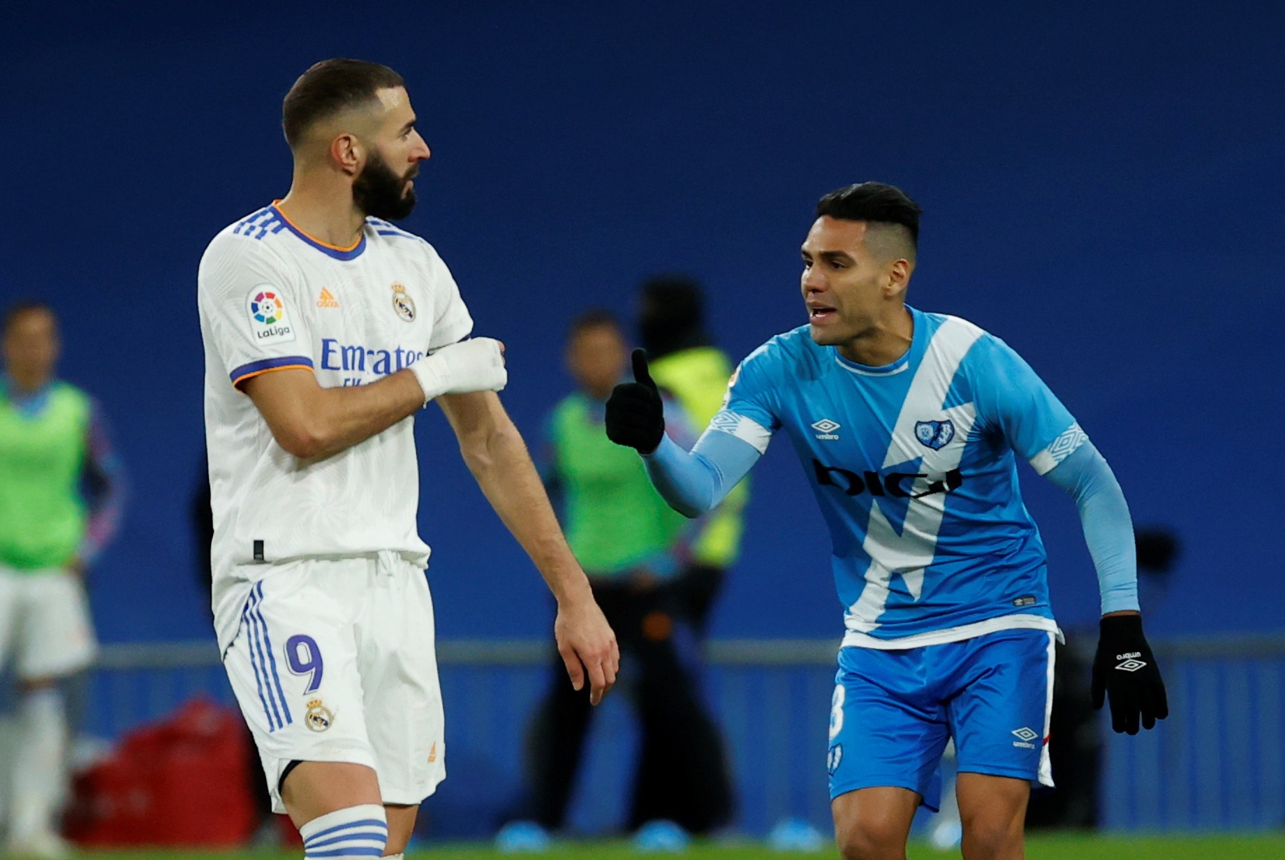 El delantero colombiano del Rayo Vallecano, Radamel Falcao, se lesionó en el juego contra el Real Madrid. (Foto Prensa Libre: EFE)