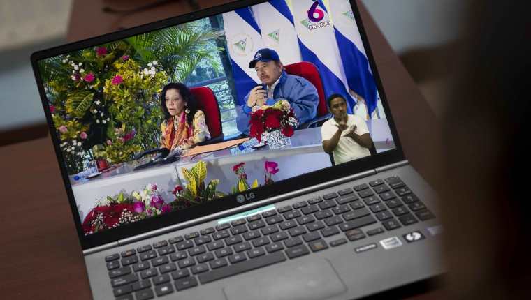 Un hombre observa en la pantalla de un computador una alocución del presidente de Nicaragua, Daniel Ortega (d), junto a su esposa, Rosario Murillo (i), después de votar durante las elecciones presidenciales hoy, en Managua (Nicaragua). Foto Prensa Libre: EFE.