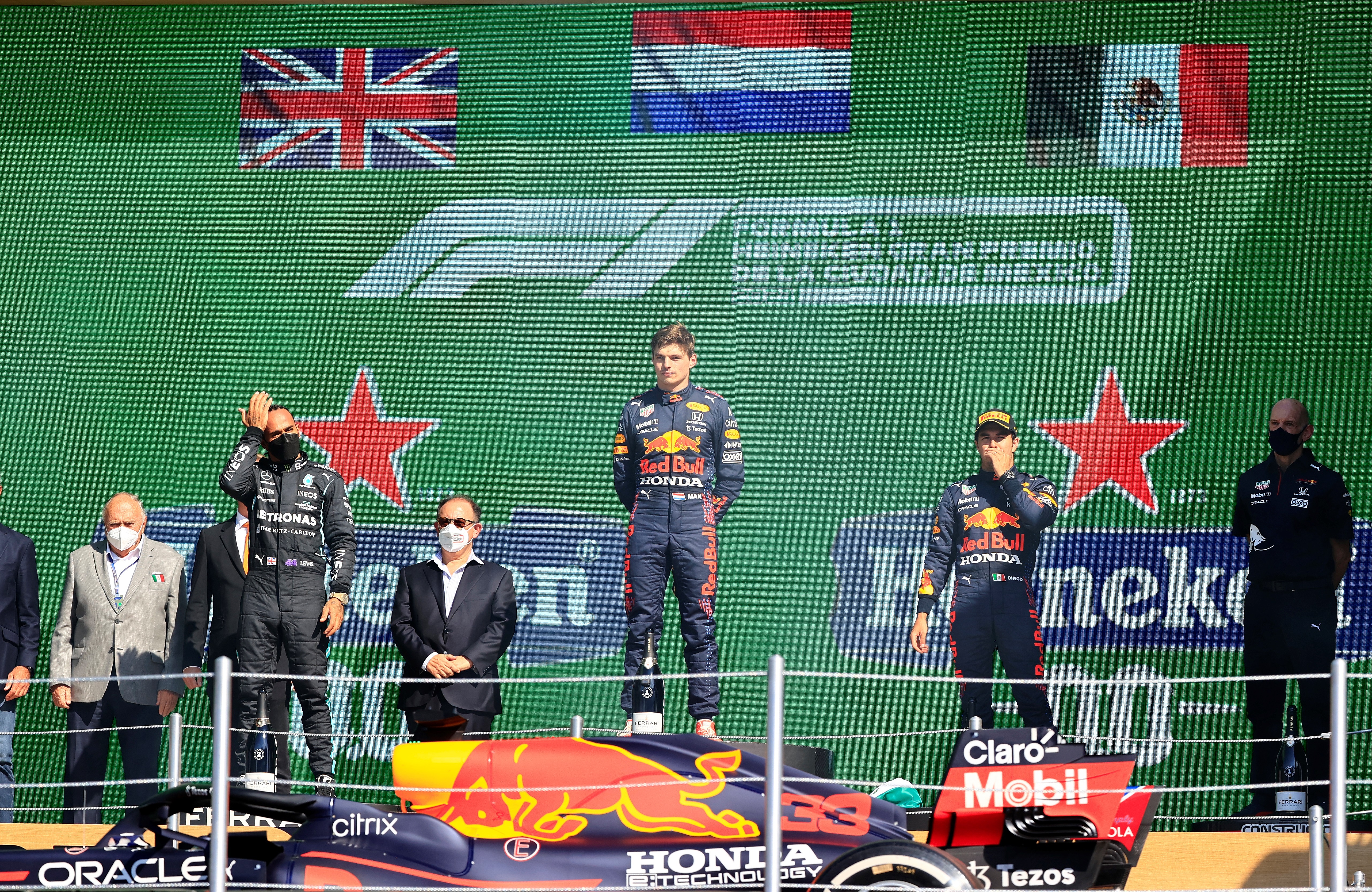 El holandés Max Verstappen (c) de Red Bull, el británico Lewis Hamilton (i) de Mercedes y el mexicano Sergio Perez de Red Bull, celebran en el podio del Gran Premio de Fórmula Uno de México. (Foto Prensa Libre: EFE)