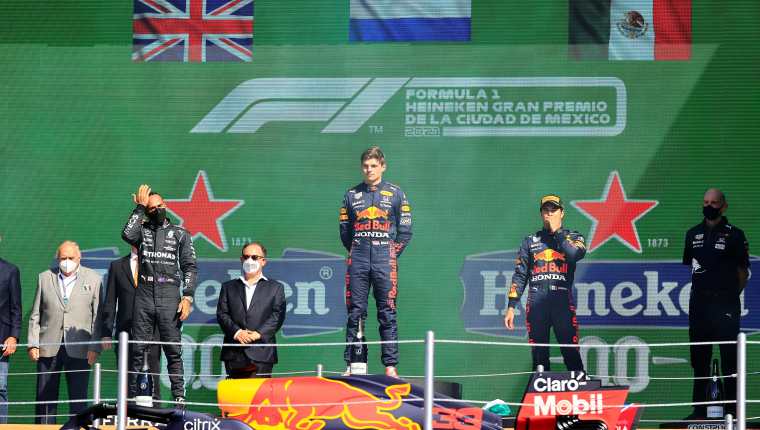 El holandés Max Verstappen (c) de Red Bull, el británico Lewis Hamilton (i) de Mercedes y el mexicano Sergio Perez de Red Bull, celebran en el podio del Gran Premio de Fórmula Uno de México. (Foto Prensa Libre: EFE)