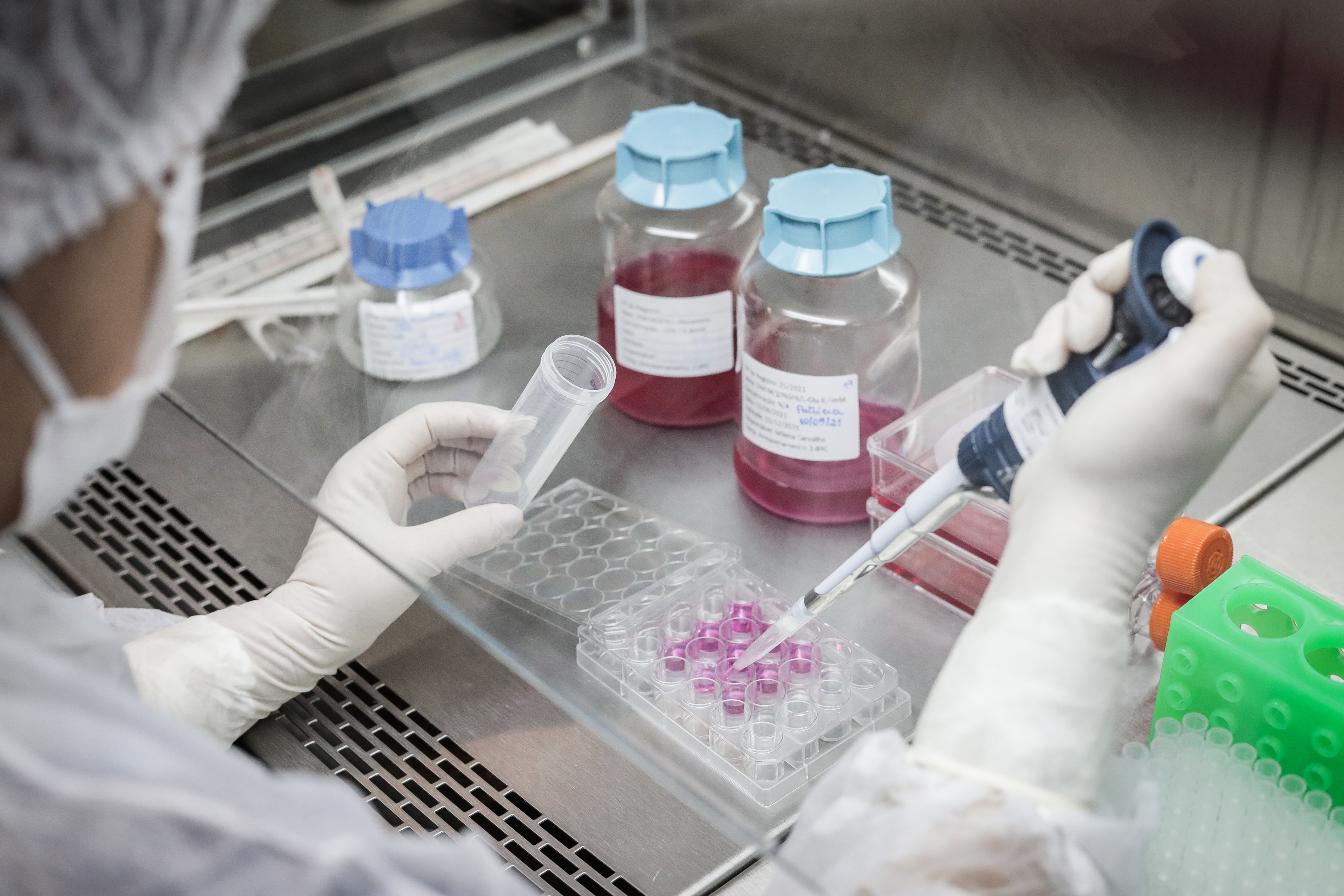 BRA01 - RÍO DE JANEIRO (BRASIL), 08/11/2021 - Un investigador trabaja en la sala de Biorreactores del Instituto de Tecnología en Inmunobiológicos (Bio-Manguinhos) de la Fundación Oswaldo Cruz (FIOCRUZ) hoy, en Río de Janeiro, Brasil. El Instituto está aprobado por la Organización Mundial de la Salud (OMS) como centro para el desarrollo y producción de vacunas con tecnología de ARN mensajero en América Latina. EFE/ André Coelho