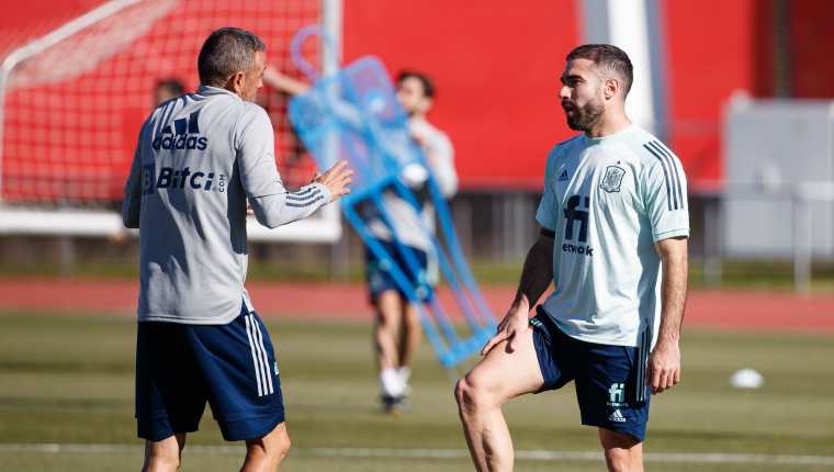 El seleccionador español Luis Enrique Martínez (i) conversa con el futbolista Jordi Alba (d) durante el entrenamiento del combinado español en la Ciudad del Fútbol este martes en Las Rozas, Madrid. (Foto Prensa Libre: EFE)