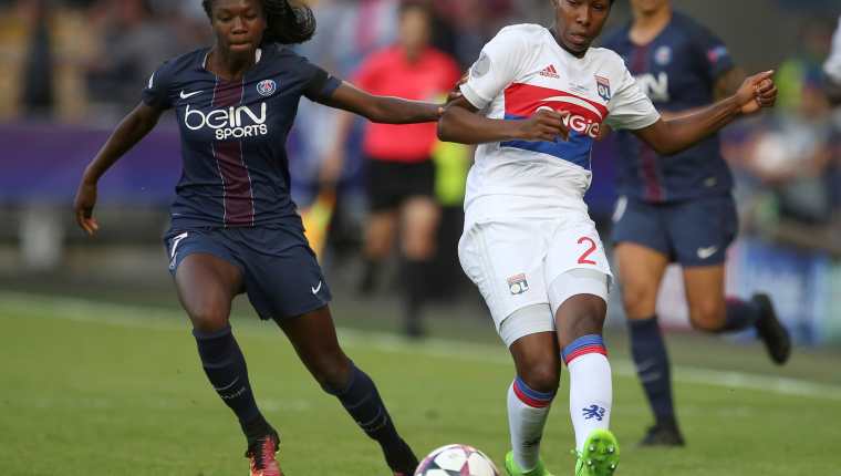 La jugadora del PSG Aminata Diallo (I) durante un partido de Champions League en 2017. Por ahora Diallo está bajo custodia y la investigan por haber mandado a golpear a una compañera de equipo. Foto Prensa Libre: EFE.