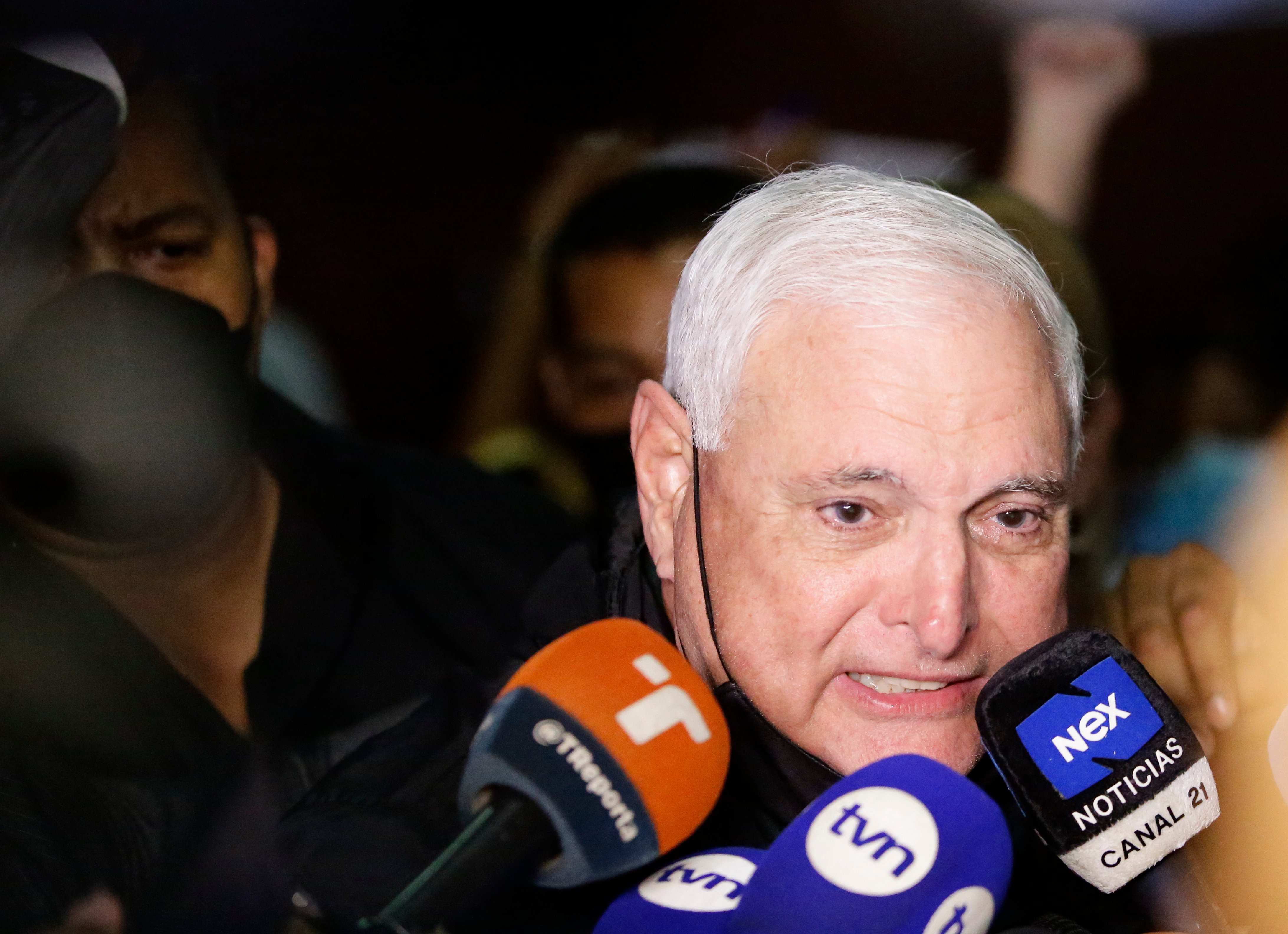 AME5863. CIUDAD DE PANAMÁ (PANAMÁ), 09/11/2021.- El expresidente de Panamá, Ricardo Martinelli (c), ofrece declaraciones tras un juicio por presunto espionaje de rivales políticos y periodistas durante su administración hoy, en el Sistema Penal Acusatorio de Ciudad de Panamá (Panamá). Un tribunal de Panamá declaró absuelto este martes al expresidente Ricardo Martinelli (2009-2014) por el caso de las escuchas ilegales durante su mandato, conocido como 