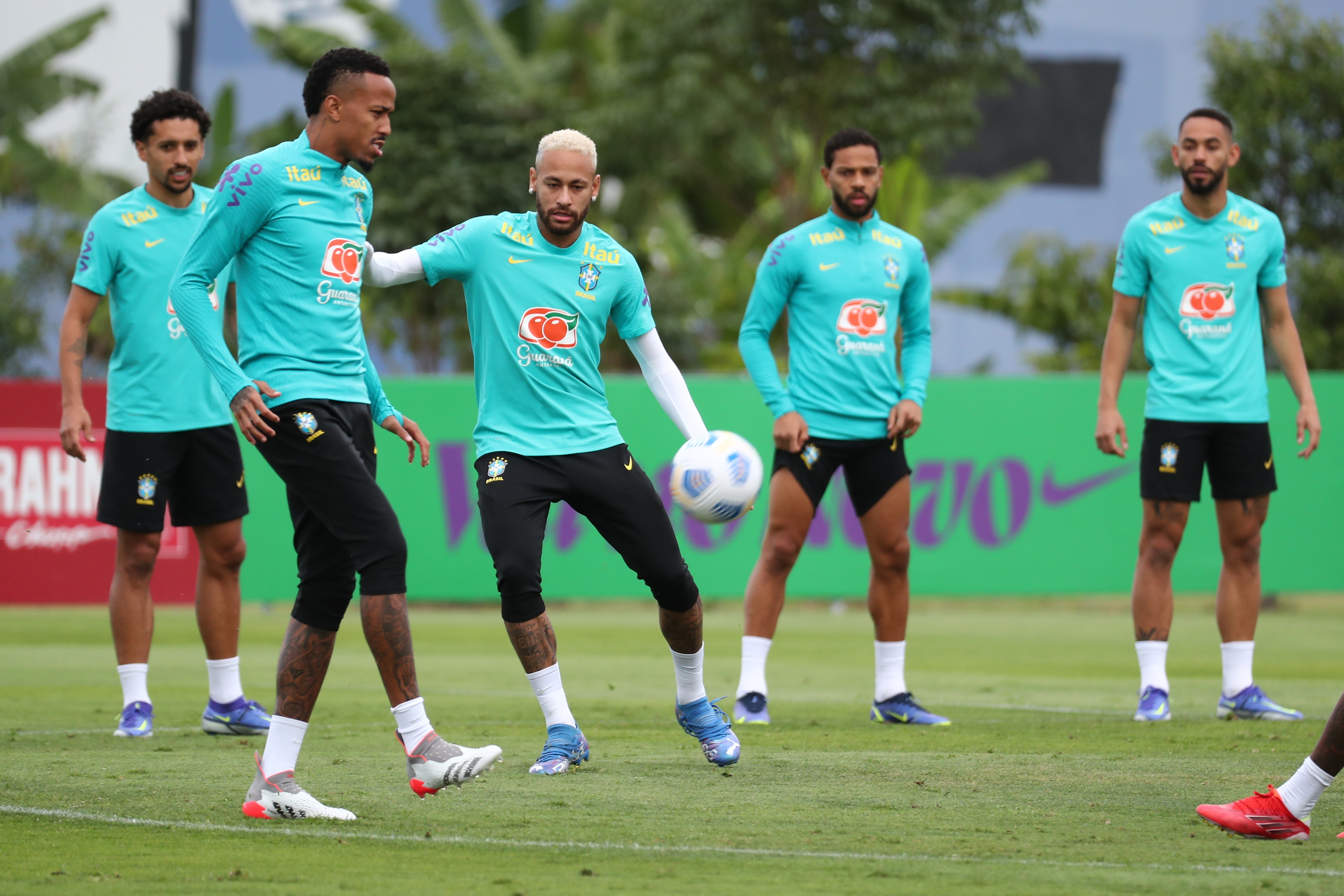 Los jugadores de la selección brasileña de futbol Eder Militao (2-i) y Neymar participan en un entrenamiento hoy. (Foto Prensa Libre: EFE)