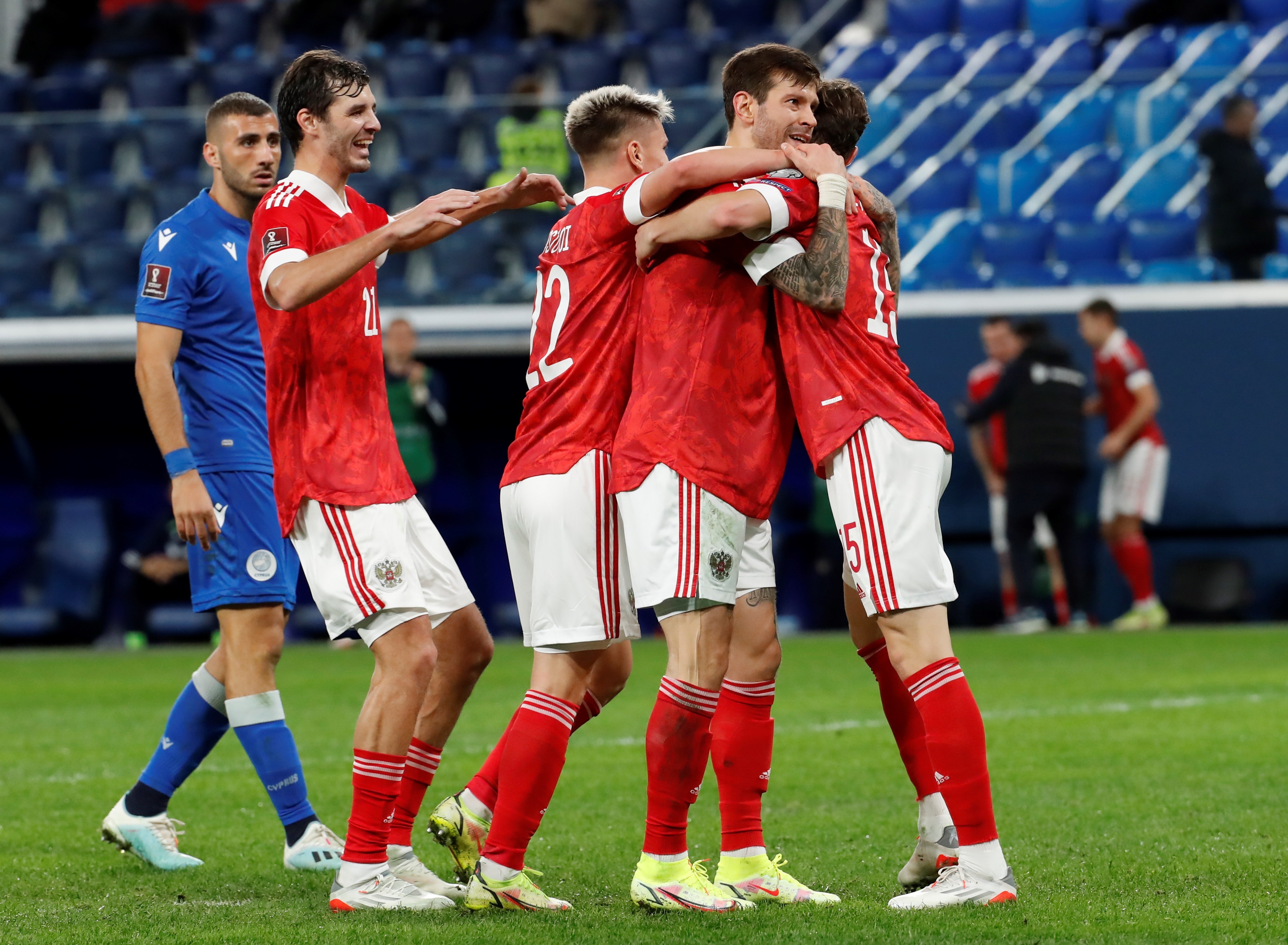 St. Petersburg (Russian Federation), 11/11/2021.- Russian players celebrate after scoring a goal during the FIFA World Cup 2022 group H qualifying soccer match between Russia and Cyprus in St.Petersburg, Russia, 11 November 2021. (Mundial de Fútbol, Chipre, Rusia) EFE/EPA/Anatoly Maltsev