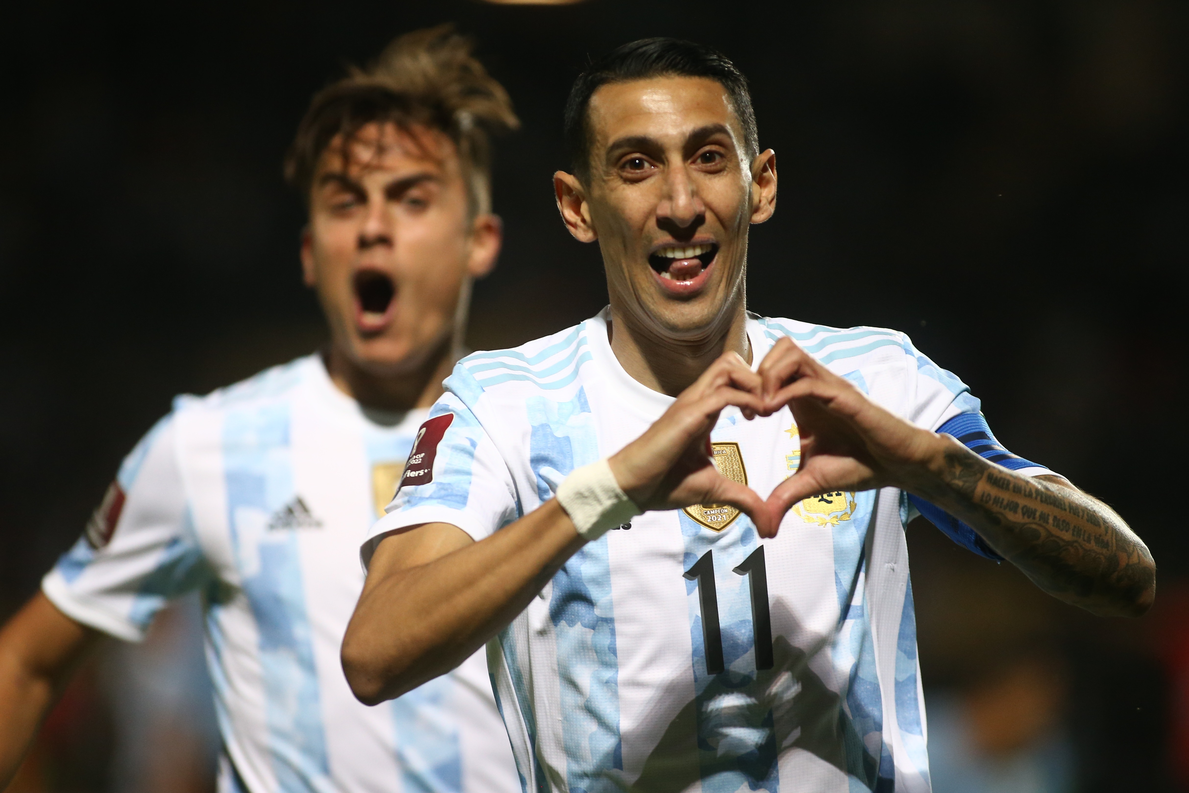 Ángel Di María de Argentina celebra el gol que le marcó a Uruguay y que al final les significó la victoria. Foto Prensa Libre: EFE.