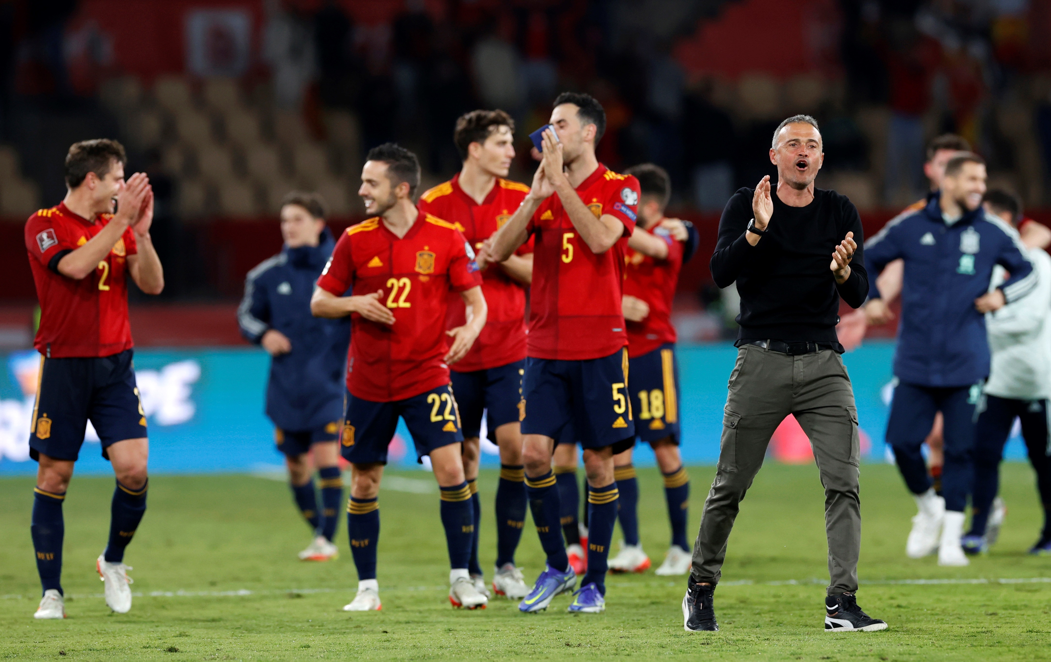 El entrenador de la selección española, Luis Enrique (d), celebra con sus jugadores la victoria ante Suecia. (Foto Prensa Libre: EFE)
