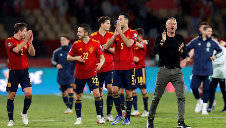El entrenador de la selección española, Luis Enrique (d), celebra con sus jugadores la victoria ante Suecia. (Foto Prensa Libre: EFE)