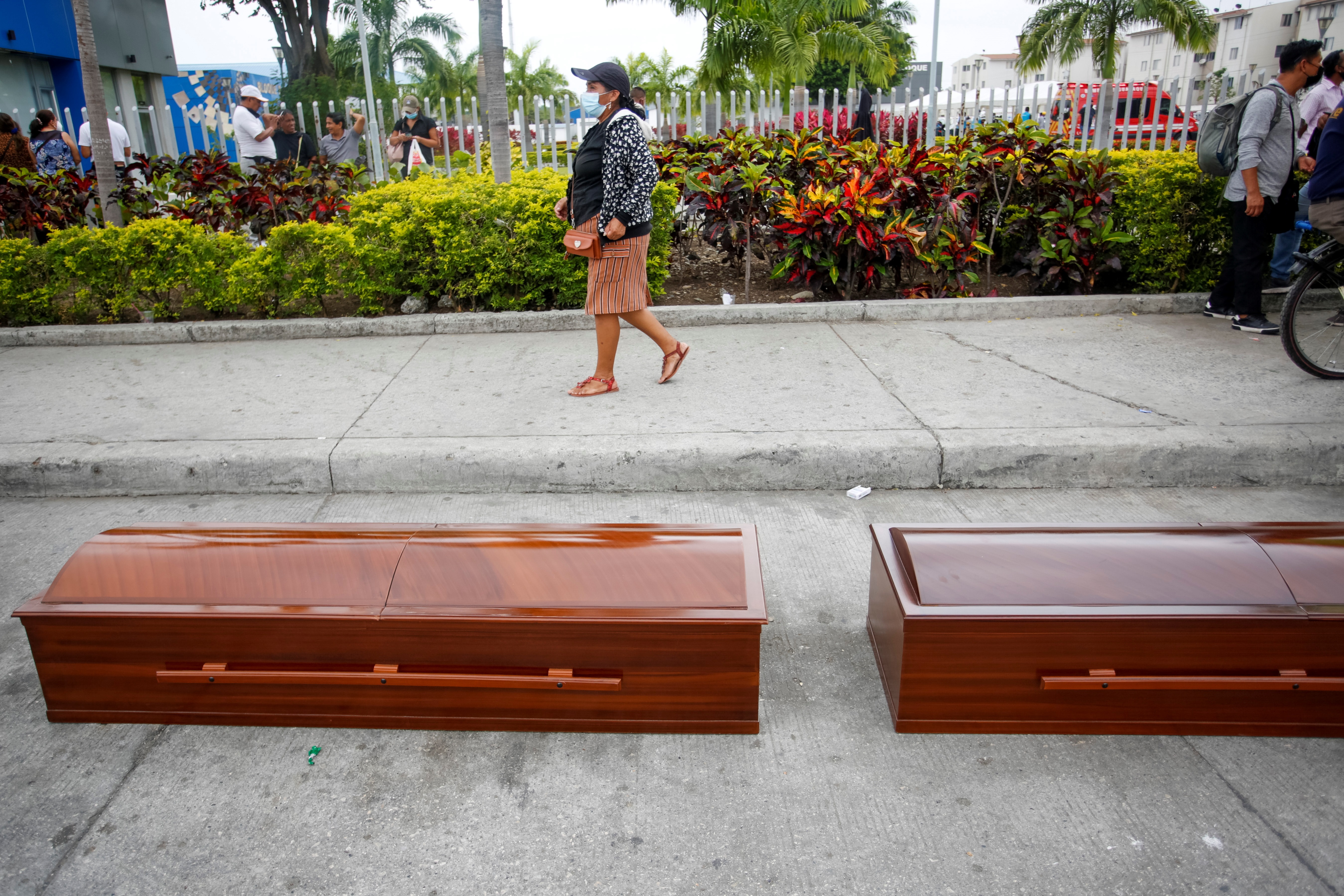 QUI01. GUAYAQUIL (ECUADOR), 14/11/2021.- Ataúdes vacíos, para los 34 cuerpos que han sido identificados hasta el momento tras la matanza de 68 presos, llegan a la morgue hoy, en Guayaquil (Ecuador). Los trabajos para establecer las identidades de los 68 reos muertos en la masacre de este sábado en la penitenciaría de Guayaquil, de los cuales han sido identificados 34, avanzan mientras las fuerzas del orden intentan mantener el control del centro de reclusión. EFE/ Juan Diego Montenegro