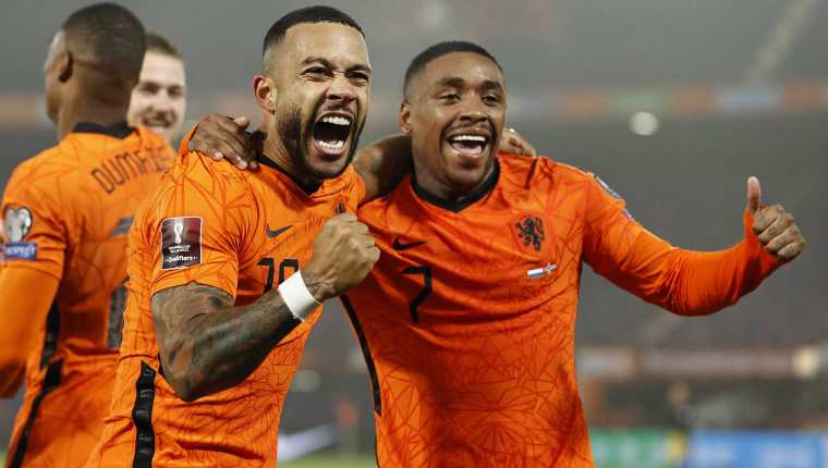 Memphis Depay (I) de Holanda celebra con su compañero Steven Bergwijn después de marcar el 2-0 final producto de un gran contragolpe. Foto Prensa Libre: EFE. 