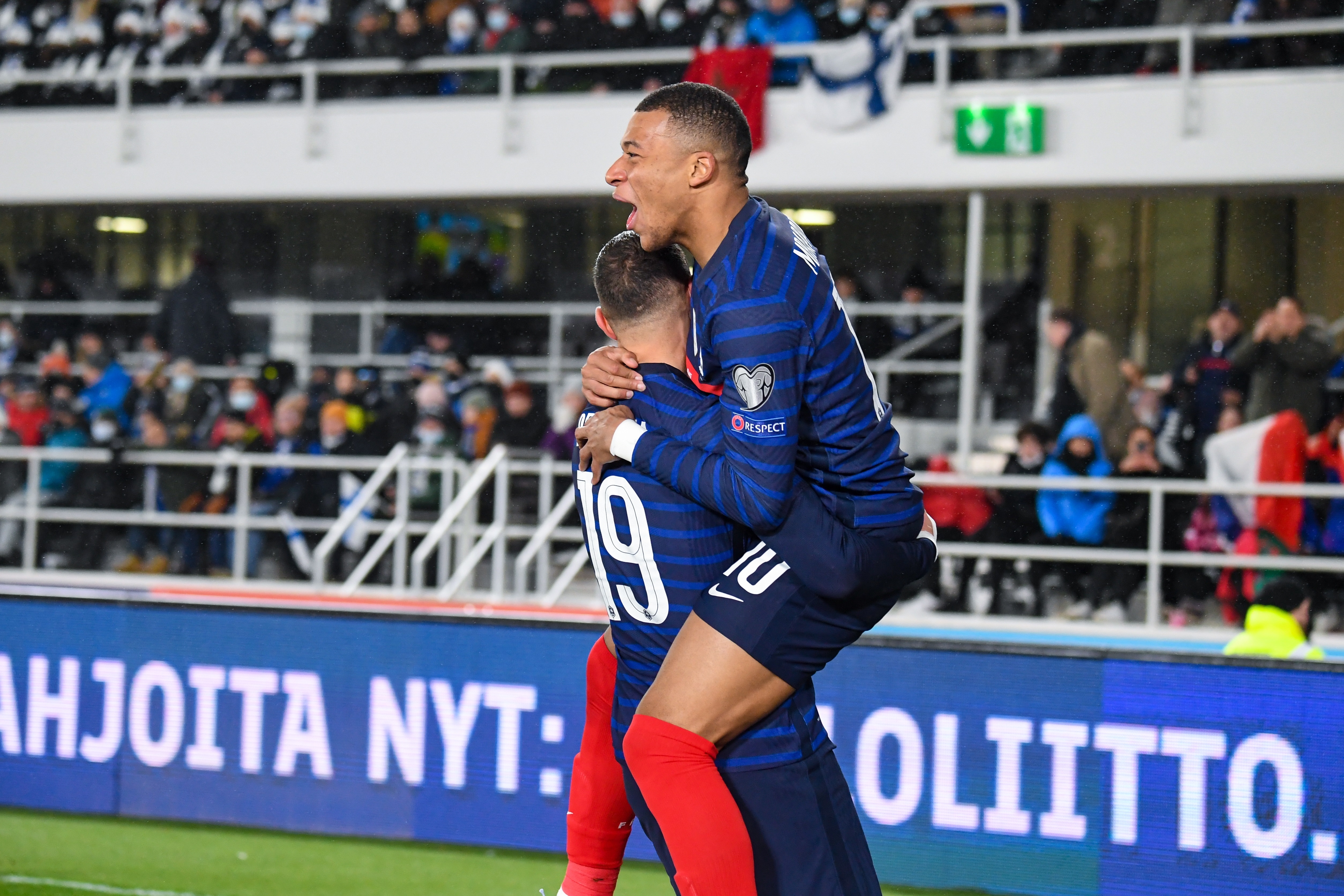 Karim Benzema (I) and Kylian Mbappe (D) de Francia celebran después de marcar uno de los dos goles ante Finlandia en la eliminatoria europea para el Mundial de Qatar 2022. Foto Prensa Libre: EFE.