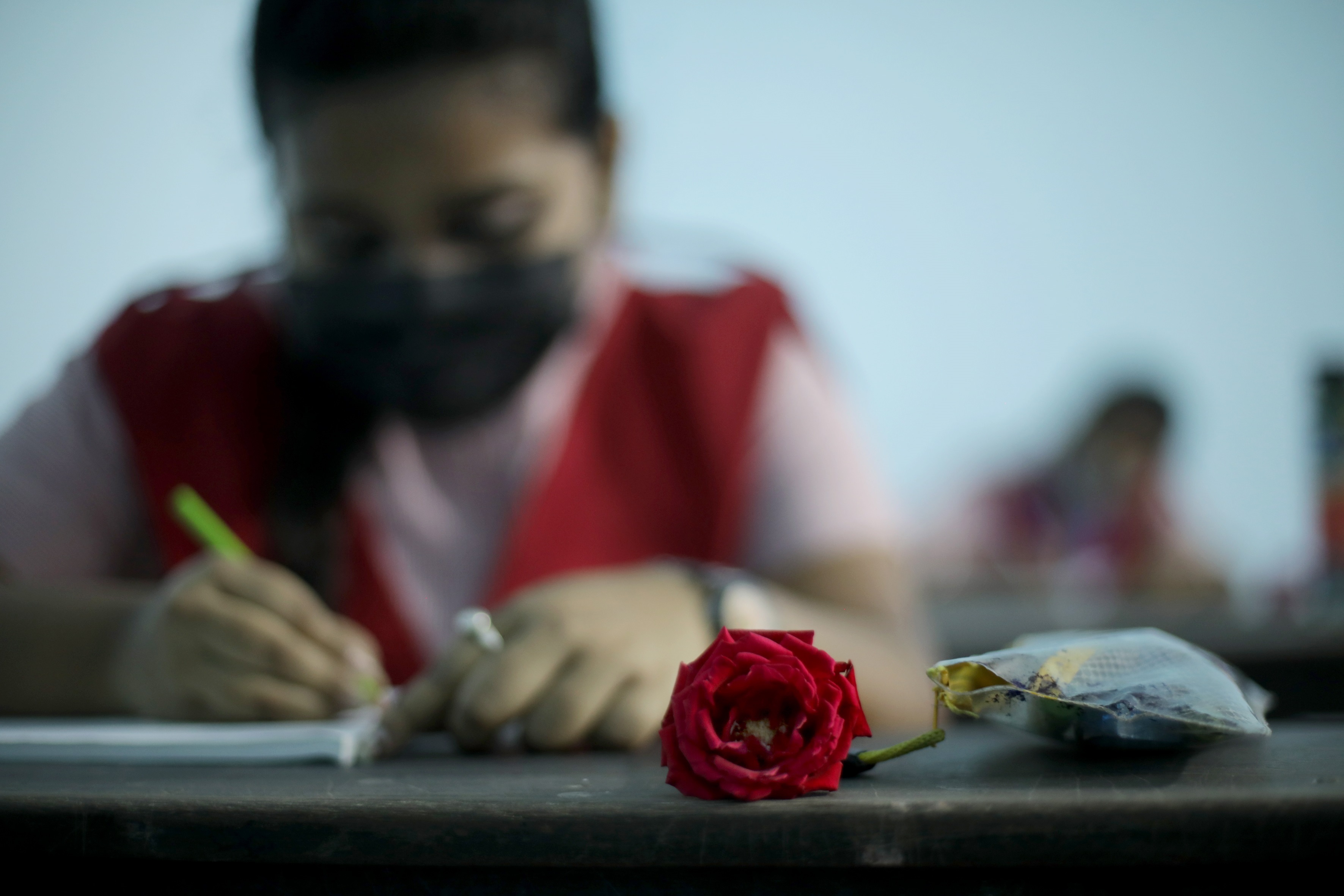 Kolkata (India), 16/11/2021.- Upper class students attend a class during their first day of school following the easing of COVID-19 restrictions at a government girls school in Kolkata, India, 16 November 2021. Schools in Bengal are reopening in a phased manner, with COVID-19 guidelines in place for students of classes 9 to 12, for the first time since March 2020. Physical attendance at school is not mandatory, and is up to students and parents. (Abierto) EFE/EPA/PIYAL ADHIKARY