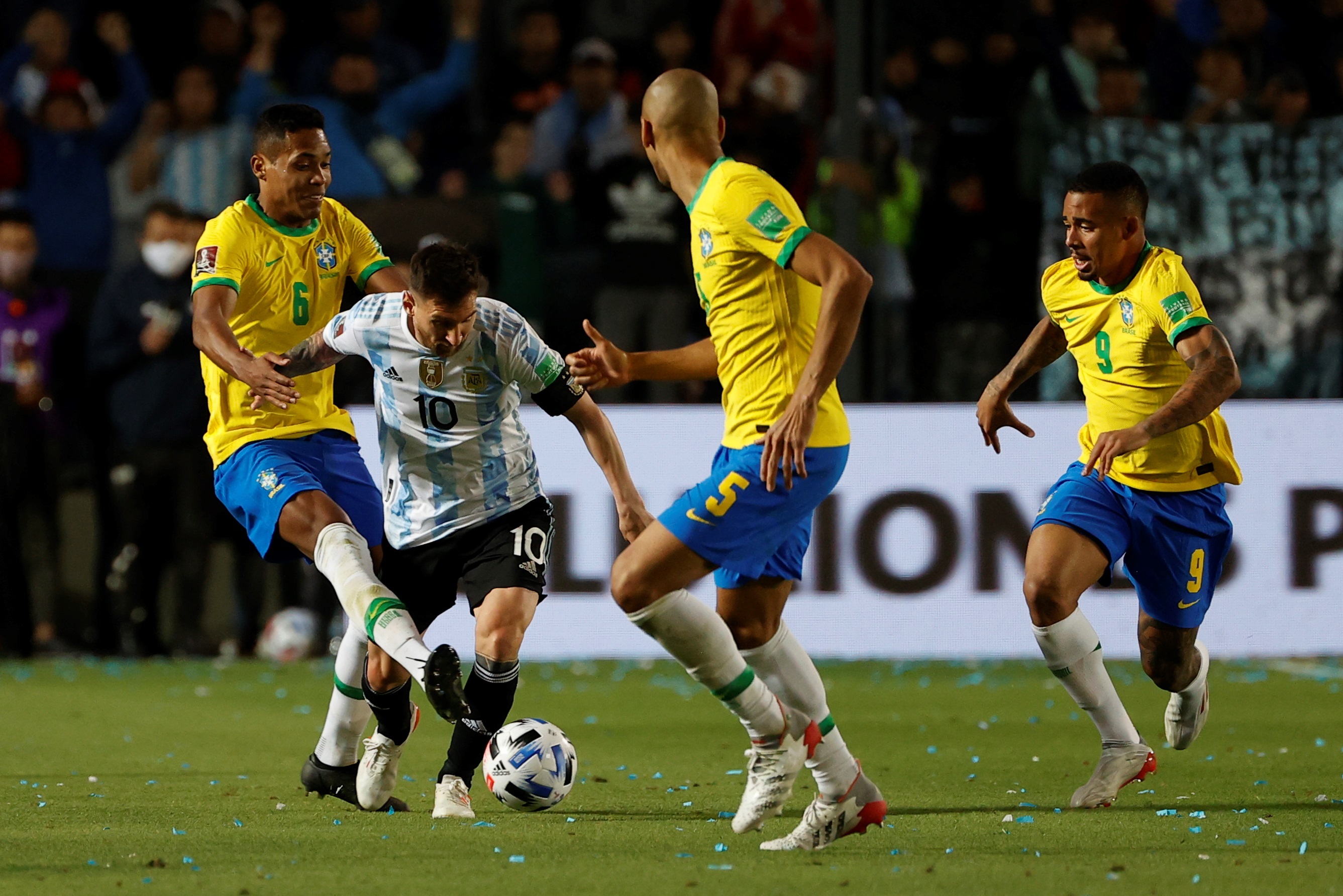 Lionel Messi (c) de Argentina disputa el balón con Alex Sandro (i) de Brasil. (Foto Prensa Libre: EFE)