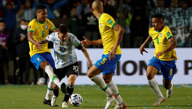 Lionel Messi (c) de Argentina disputa el balón con Alex Sandro (i) de Brasil. (Foto Prensa Libre: EFE)