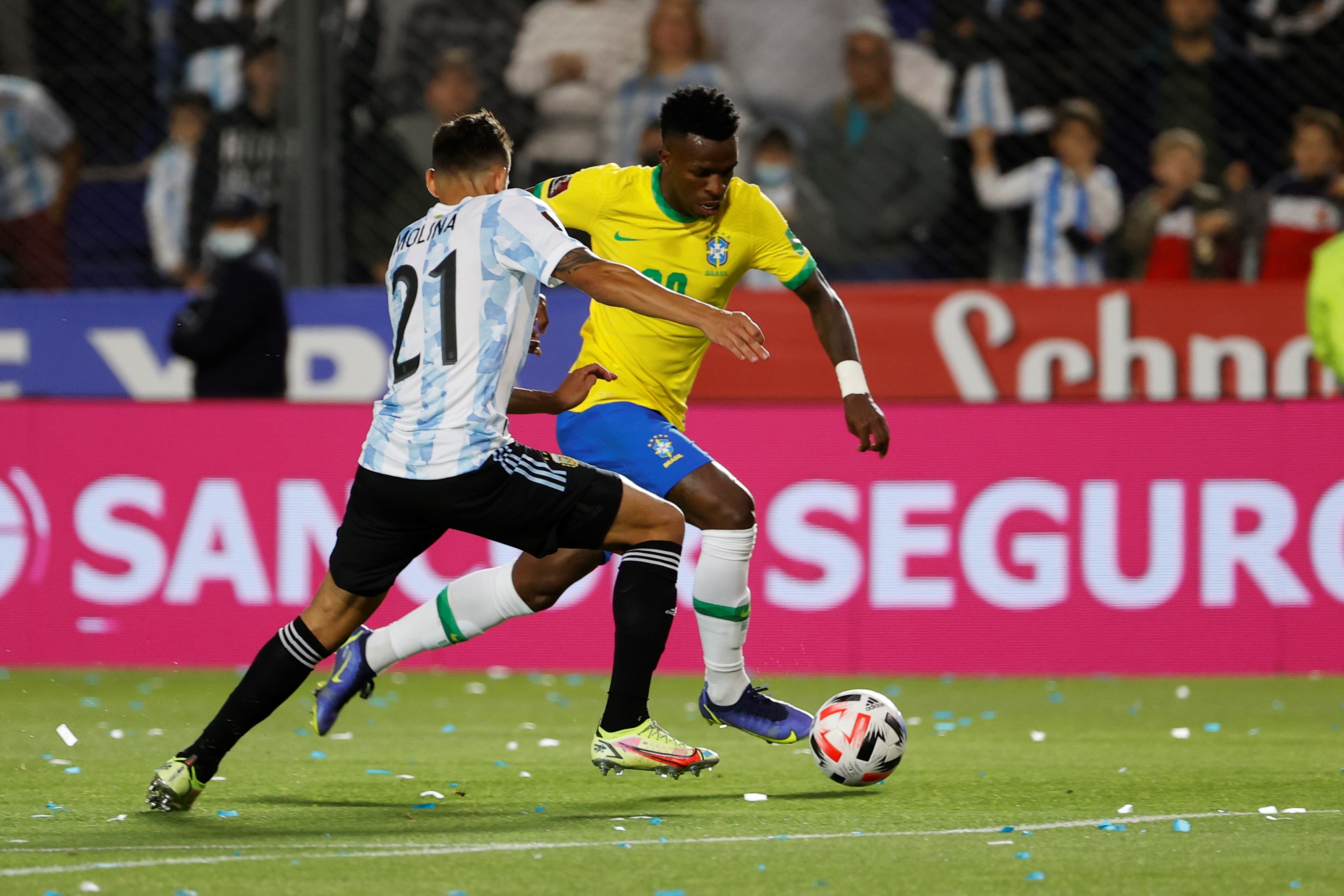 Nahuel Molina (i) de Argentina disputa el balón con Vinicius de Brasil en el superclásico sudamericano por las eliminatorias al Mundial de Qatar 2022. Foto Prensa Libre: EFE.