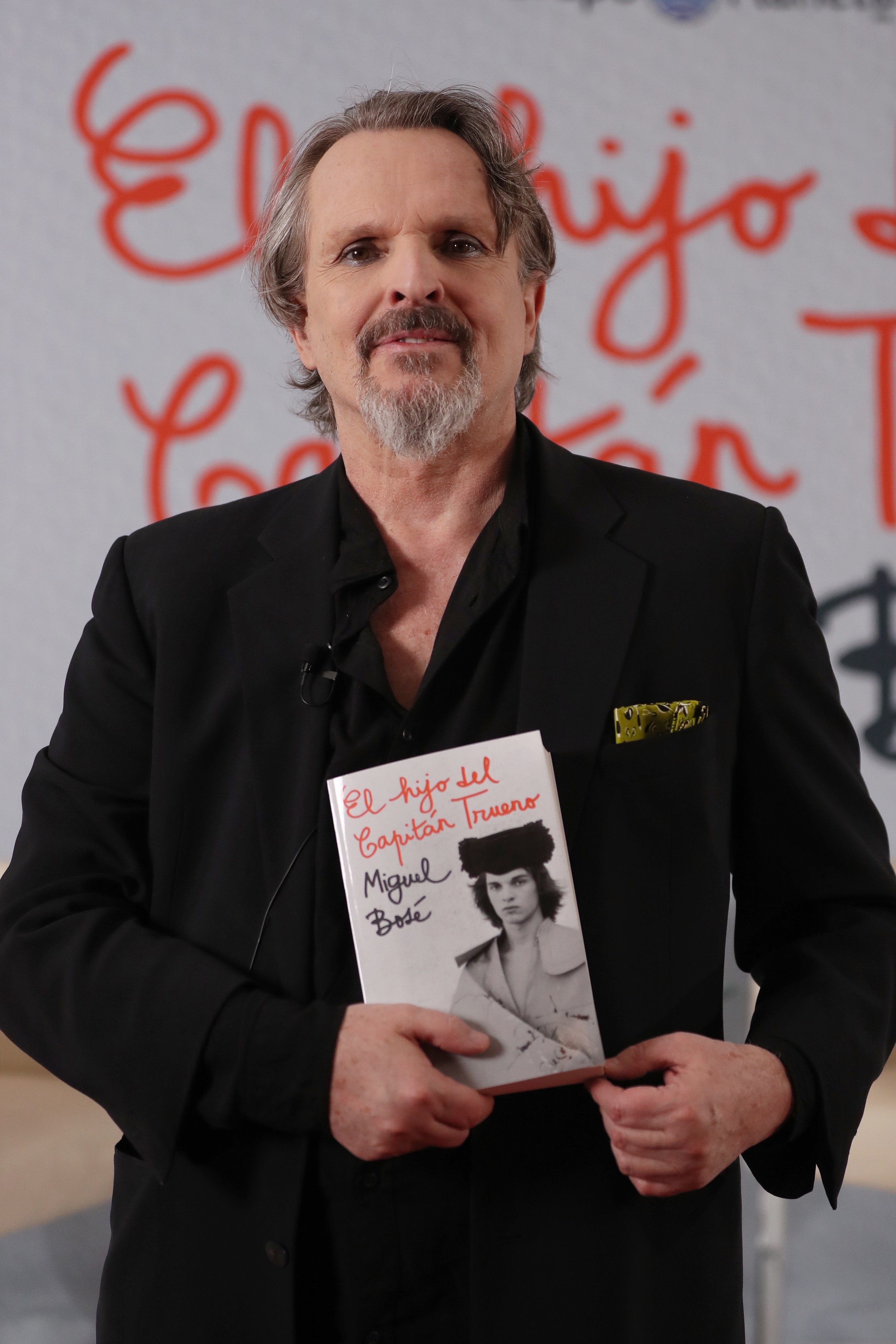 Miguel Bosé presenta su libro en la FIL