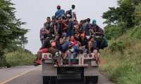 Migrantes centroamericanos viajan en camiones durante su caravana hacia el norte de México, a su paso por el municipio de Jesús Carranza, en el estado de Veracruz. (Foto Prensa Libre: EFE)
