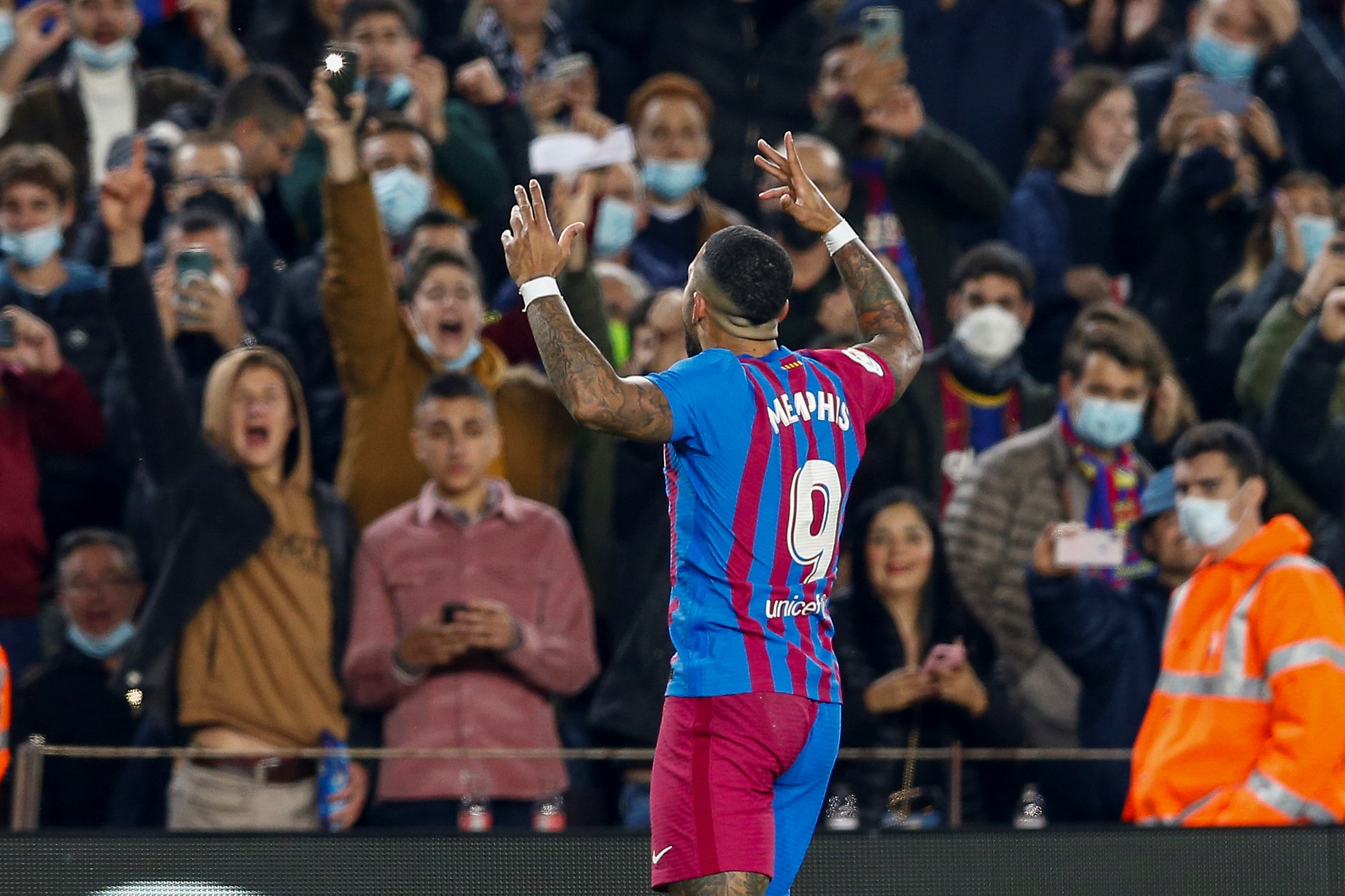 El delantero neerlandés del FC Barcelona Memphis Depay celebra su gol, primero del equipo, durante el partido de la jornada 14 de Liga en Primera División que FC Barcelona y RCD Espanyol. (Foto Prensa Libre: EFE)