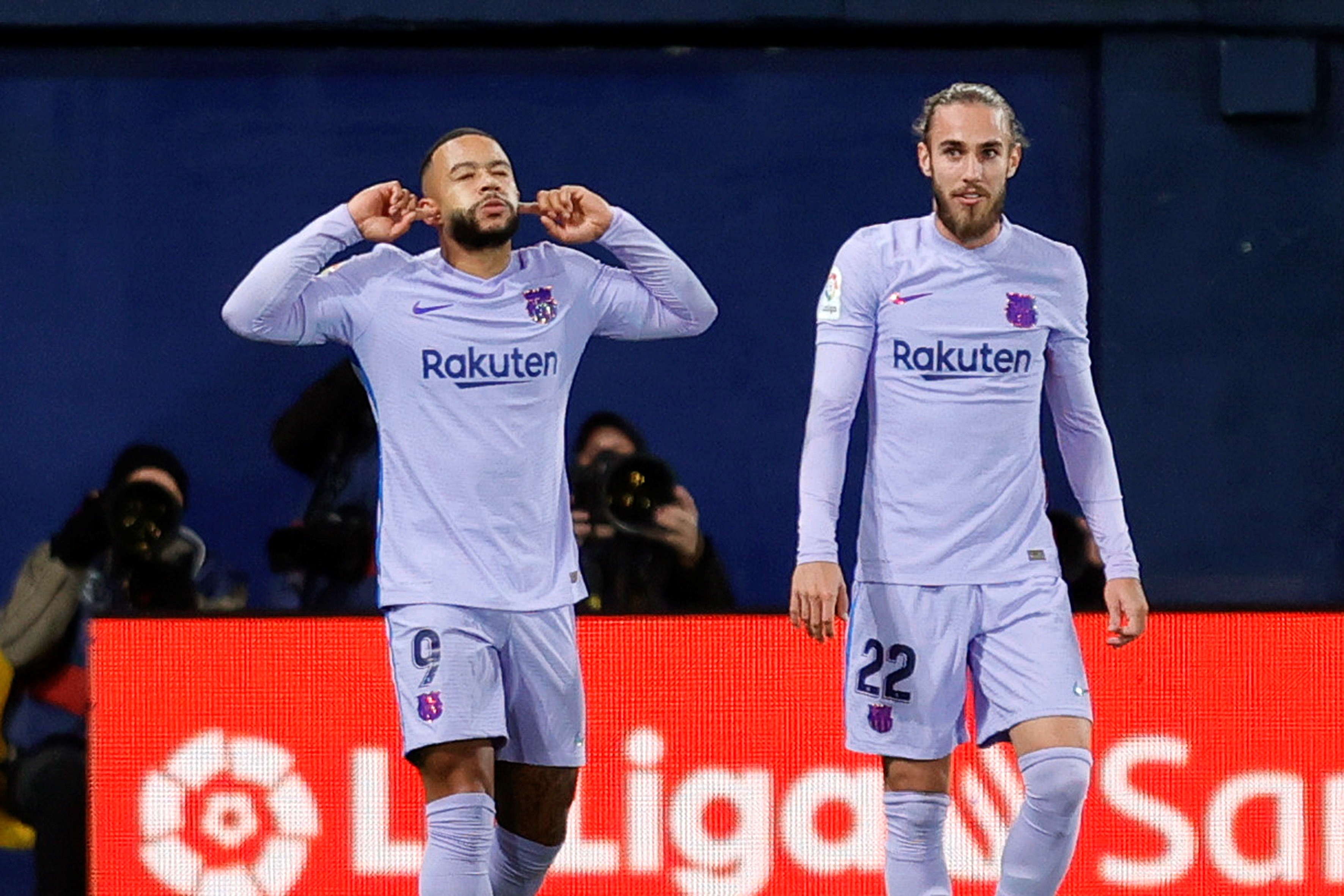 El delantero neerlandés del FC Barcelona, Memphis Depay (i), tras conseguir el segundo gol del equipo culé frente al Villarreal en el estadio de La Cerámica. (Foto Prensa Libre: EFE)