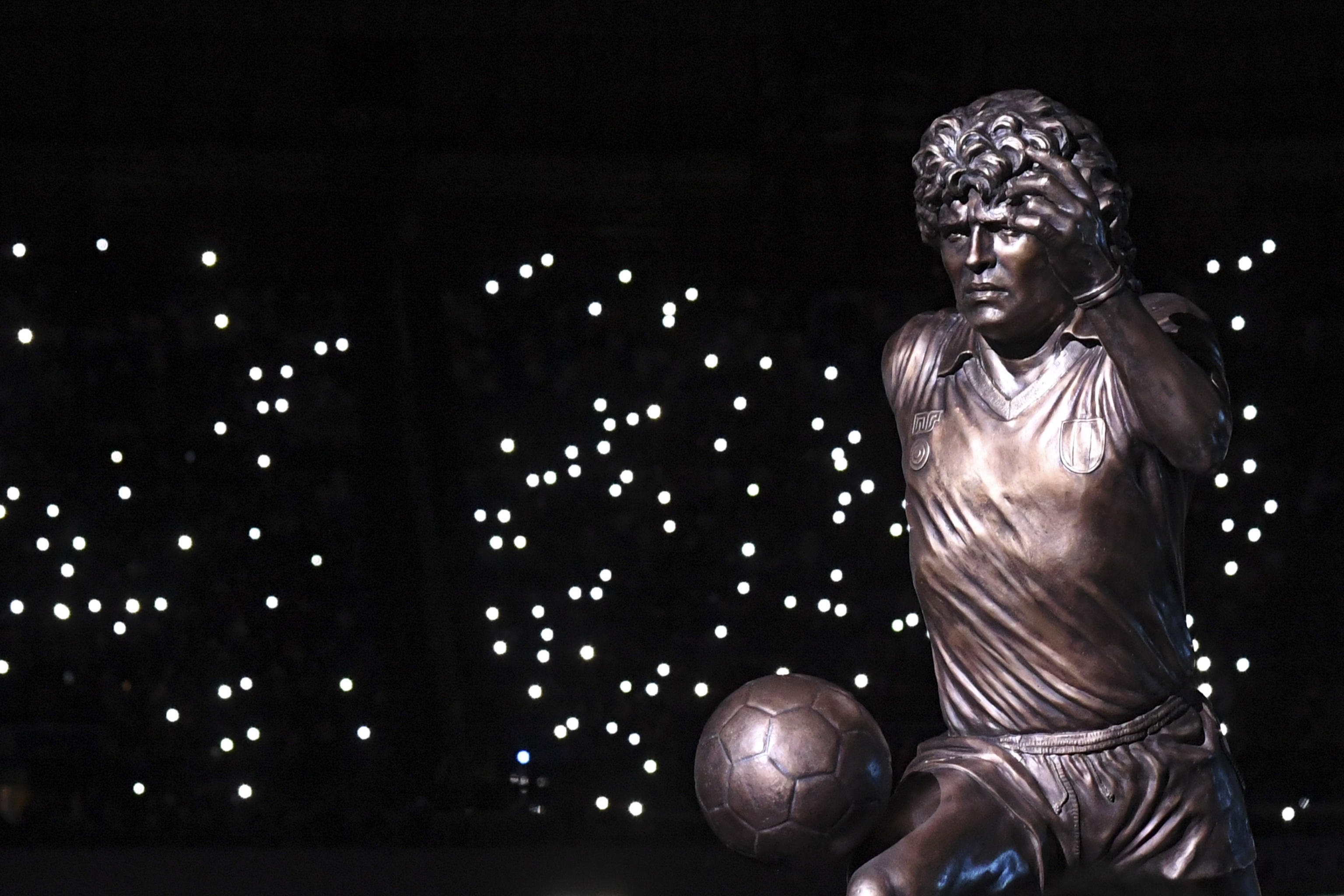 La estatua de Diego Armando Maradona revelada al público napolitano antes del SSC Napoli - SS Lazio en el Estadio Diego Armando Maradona. (Foto Prensa Libre: EFE)