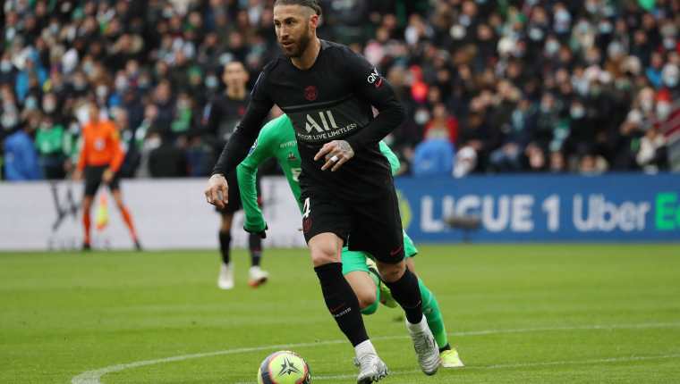 El defensa español del Paris Saint-Germain Sergio Ramos, en acción durante su primer partido de Liga entre el AS Saint-Etienne y Paris Saint-Germain. (Foto Prensa Libre: EFE)
