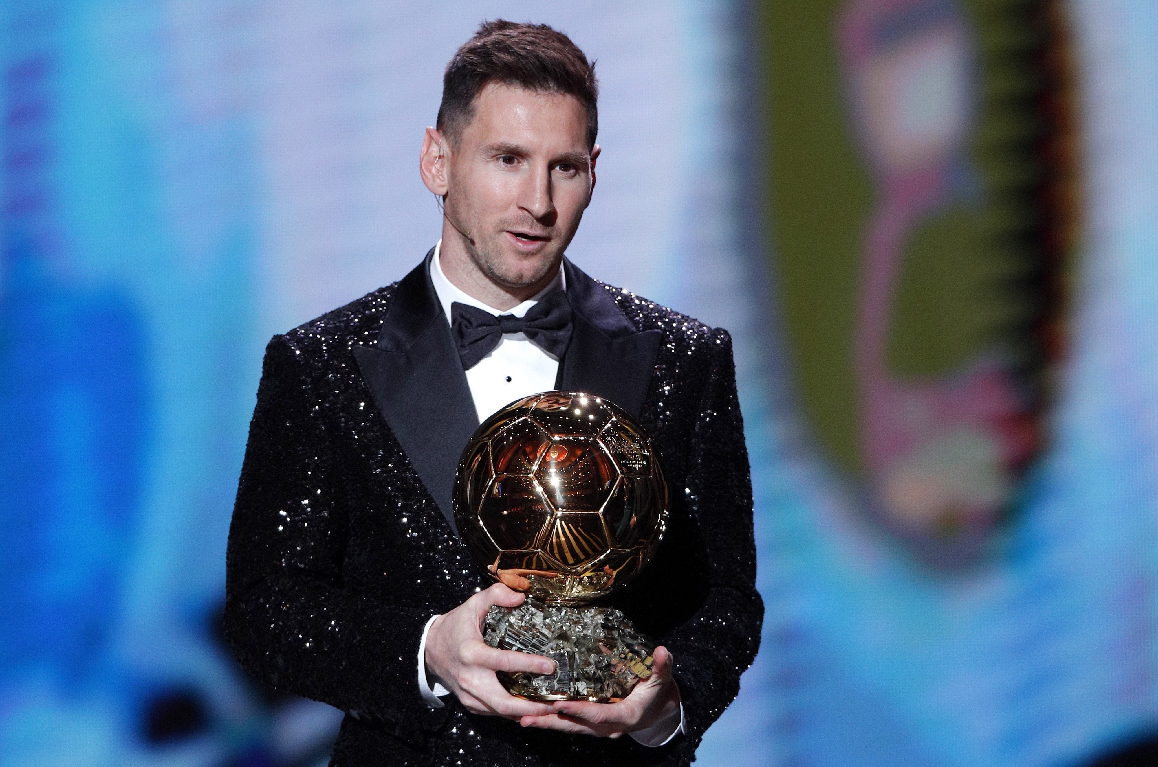 El jugador del PSG, Lionel Messi ganó su séptimo Balón de Oro este 29 de noviembre. Se lo entregaron en Paris. Foto Prensa Libre: EFE.