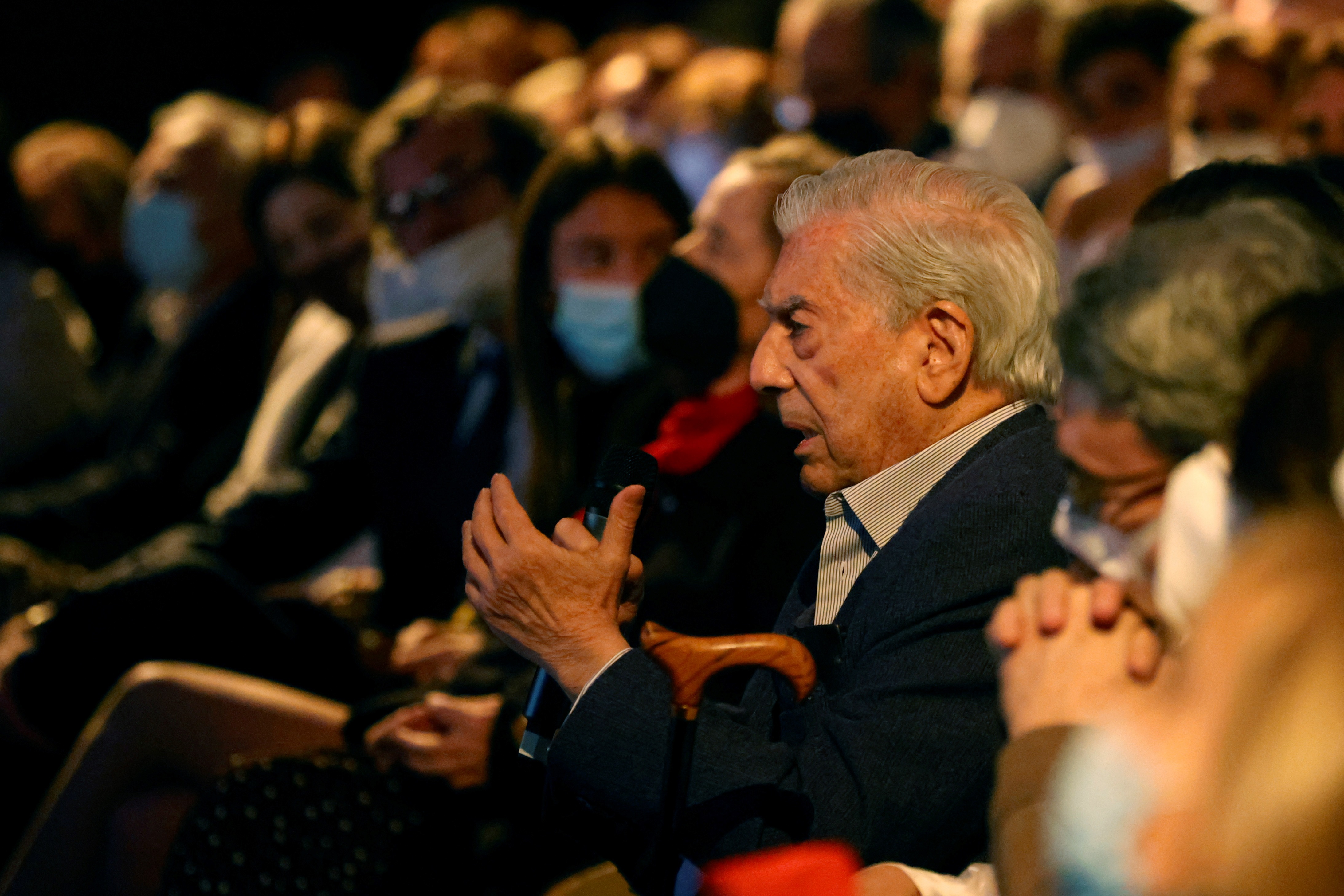 MADRID, 29/11/2021.-El escritor peruano Mario Vargas Llosa participa en la presentación del nuevo libro de la exportavoz del PP Cayetana Álvarez de Toledo, 