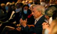 MADRID, 29/11/2021.-El escritor peruano Mario Vargas Llosa participa en la presentación del nuevo libro de la exportavoz del PP Cayetana Álvarez de Toledo, "Políticamente Indeseable", este martes en el Circulo de Bellas Artes de Madrid. EFE/ Javier Lizón