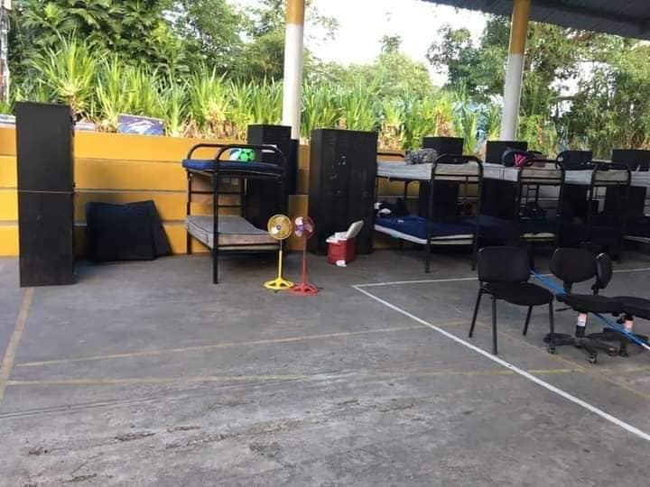 ¿Desalojo o traslado?: por qué agentes de la PNC de Lívingston abandonaron su sede y se ubicaron en una cancha polideportiva