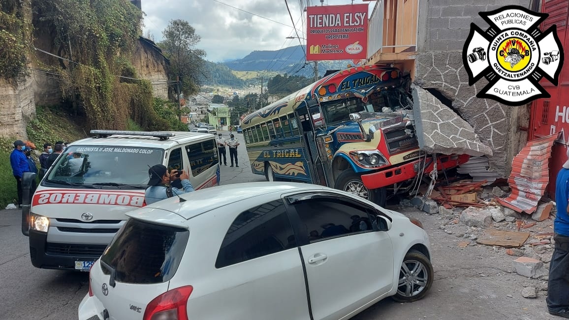 Un ataque armado contra una unidad del transporte colectivo en Xela deja herido de bala al piloto de la unidad, reportan los cuerpos de socorro. (Foto Prensa Libre: CBV)