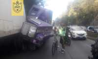 Reportan varios kilómetros de tráfico debido al choque de dos tráileres en el descenso de Villa Lobos, kilómetro 13. (Foto Prensa Libre: PMT/Villa Nueva) 