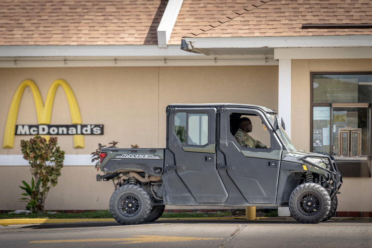 La ventanilla de autoservicio del único McDonald's en Cuba, en la Estación Naval de Guantánamo, el 22 de septiembre de 2021 (Erin Schaff/The New York Times)