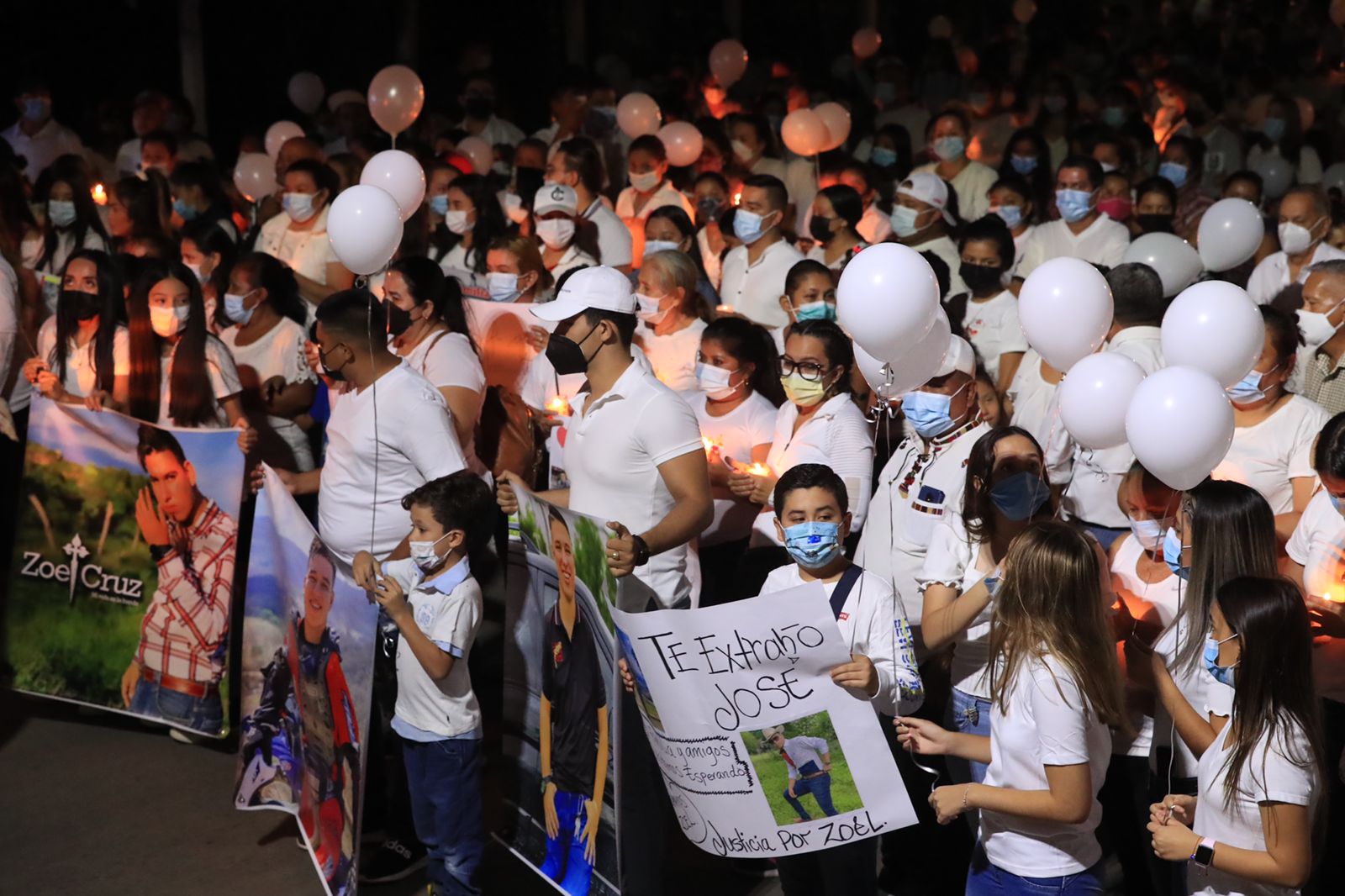 Familiares y amigos del cantante José Zoel Cruz de León participaron en una caminata para exigir su liberación. (Foto Prensa Libre: Élmer Vargas)