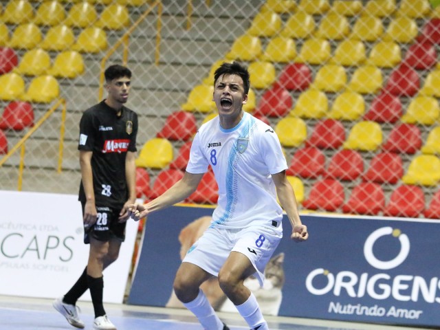 Román Alvarado fue pieza clave en el premundial para Lituania que se disputó en Guatemala. Anotó goles importantes para conseguir la clasificación al cuarto mundial de la especialidad. Foto Hemeroteca PL.
