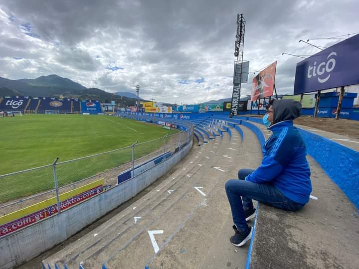 Durante la semana el club Xelajú alistó las áreas en donde podrán estar los aficionados. Será el primer juego con afición desde marzo de 2020. Foto cortesía Región Más Xela.