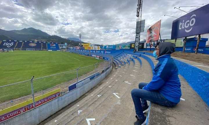 Durante la semana el club Xelajú alistó las áreas en donde podrán estar los aficionados. Será el primer juego con afición desde marzo de 2020. Foto cortesía Región Más Xela.