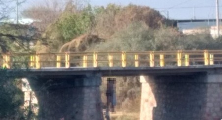 Los cuerpos colgaban de puentes y de árboles. (Foto: @LupitaJuarezH/Twitter)