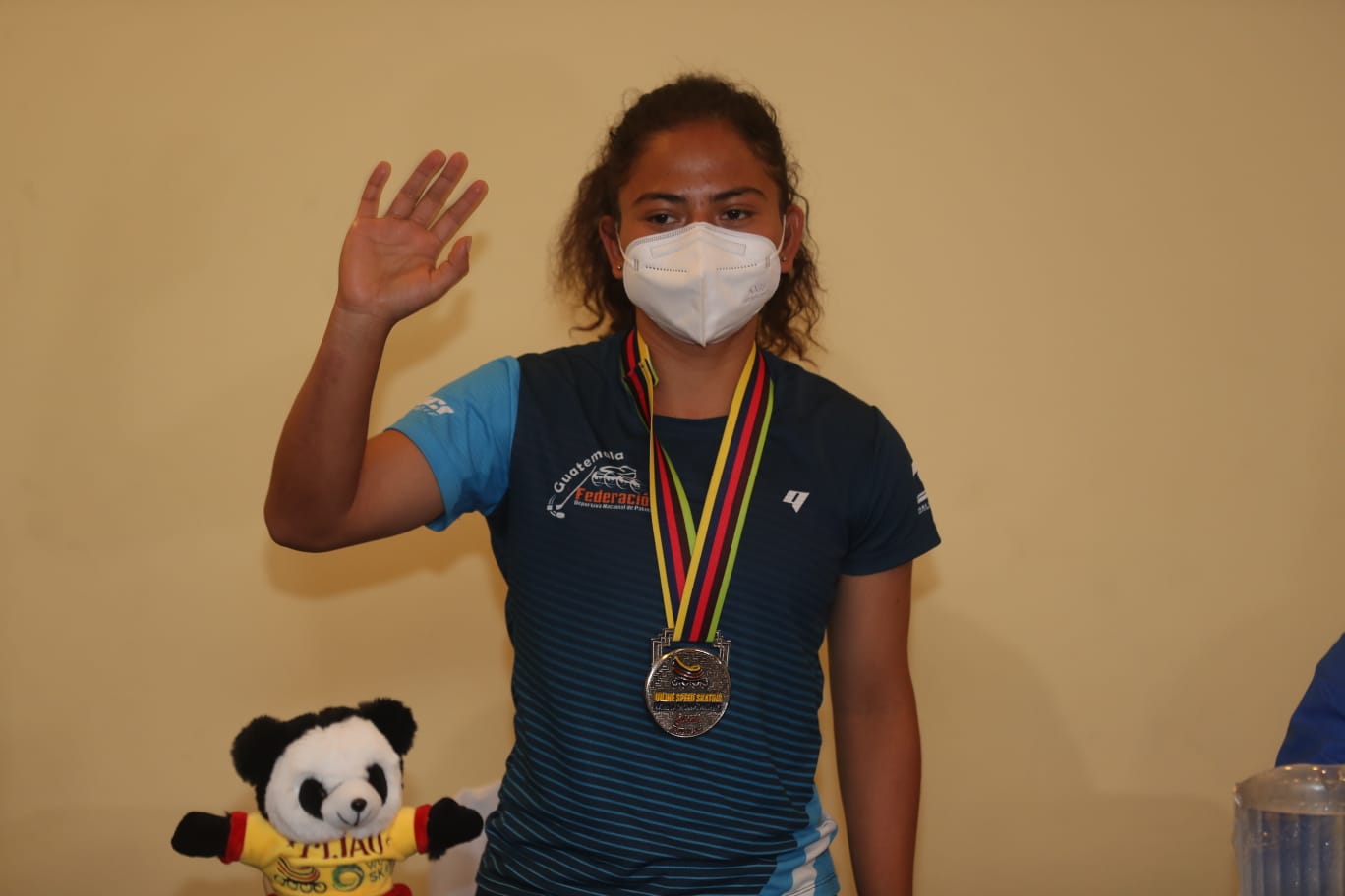 Rubí Rivera arribó a Guatemala con una medalla de plata que logró en el Mundial de Patinaje 2021 que se llevó a cabo en Colombia del 6 al 13 de noviembre. Foto Prensa Libre: Juan Diego González.