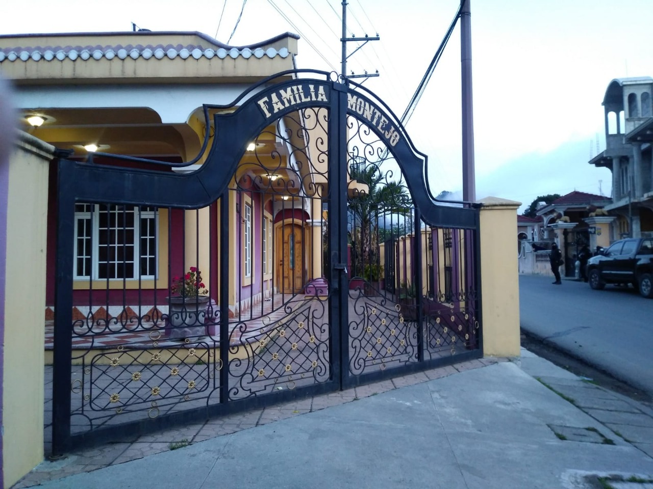 En San Pedro Soloma, Huehuetenango, el MP efectúo varios allanamientos en lujosas casas. (Foto Prensa Libre: MP)