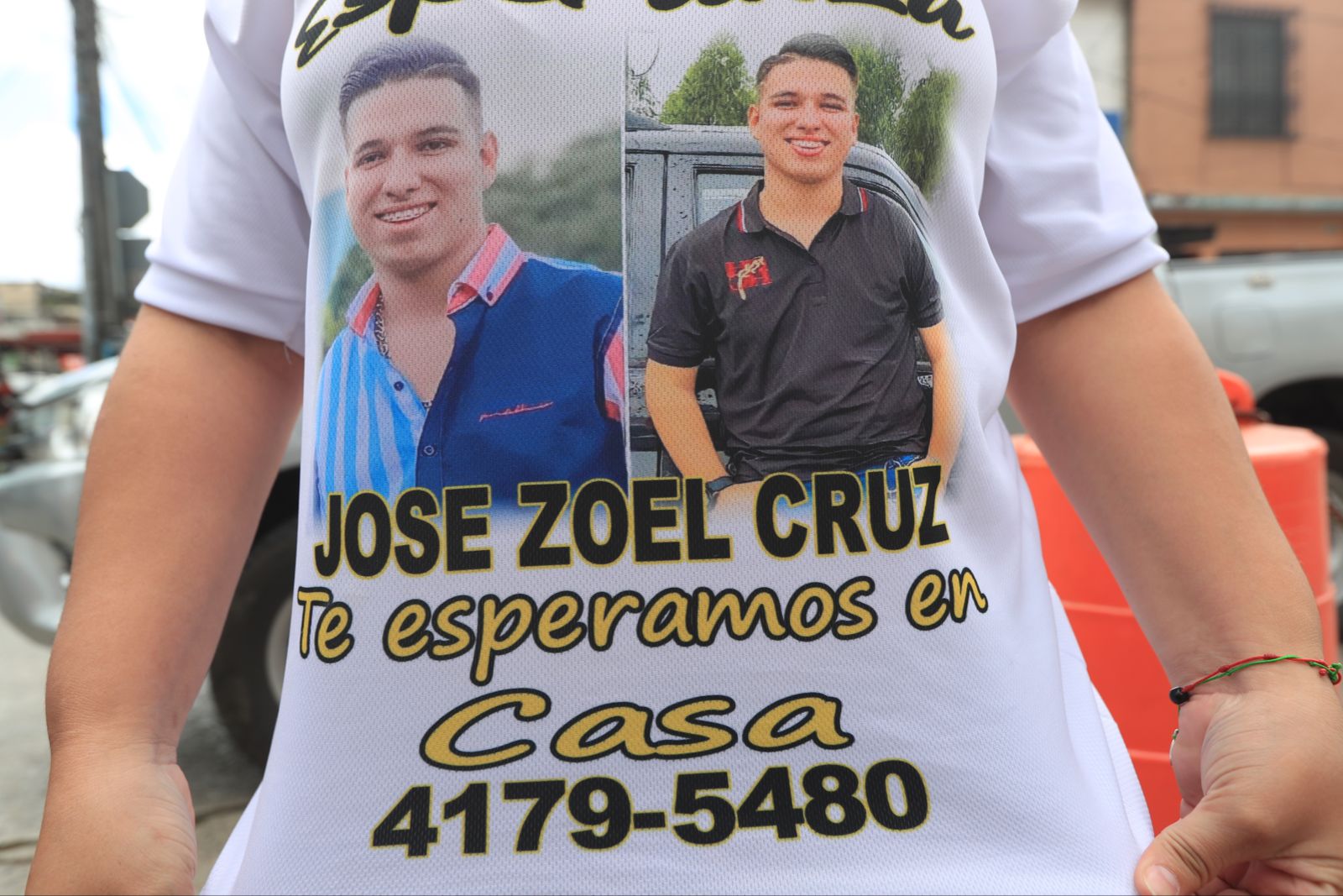 Familiares y amigos del cantante José Zoel Cruz de León llegaron este viernes frente al MP para exigir resultados en la investigación. (Foto Prensa Libre: Élmer Vargas)