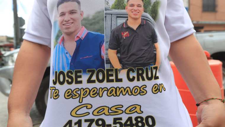 Familiares y amigos del cantante José Zoel Cruz de León llegaron este viernes frente al MP para exigir resultados en la investigación. (Foto Prensa Libre: Élmer Vargas)